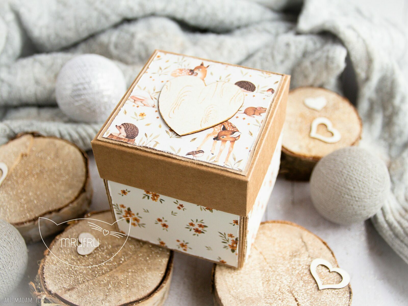 scrapbooking kartki: Eksplodujące pudełeczko ANIOŁEK STRÓŻ w otoczeniu leśnych przyjaciół