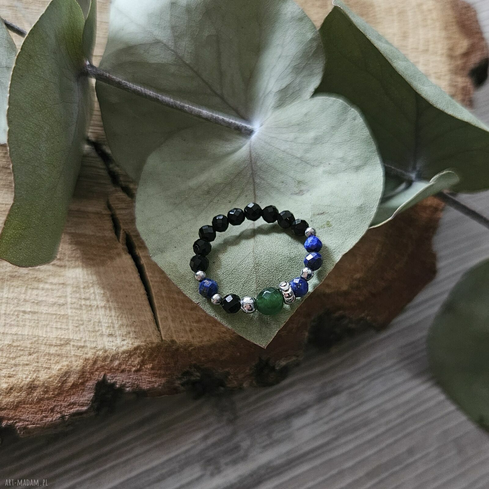 Elastyczny pierścionek z onyksem, jadeitem i lapis lazuli