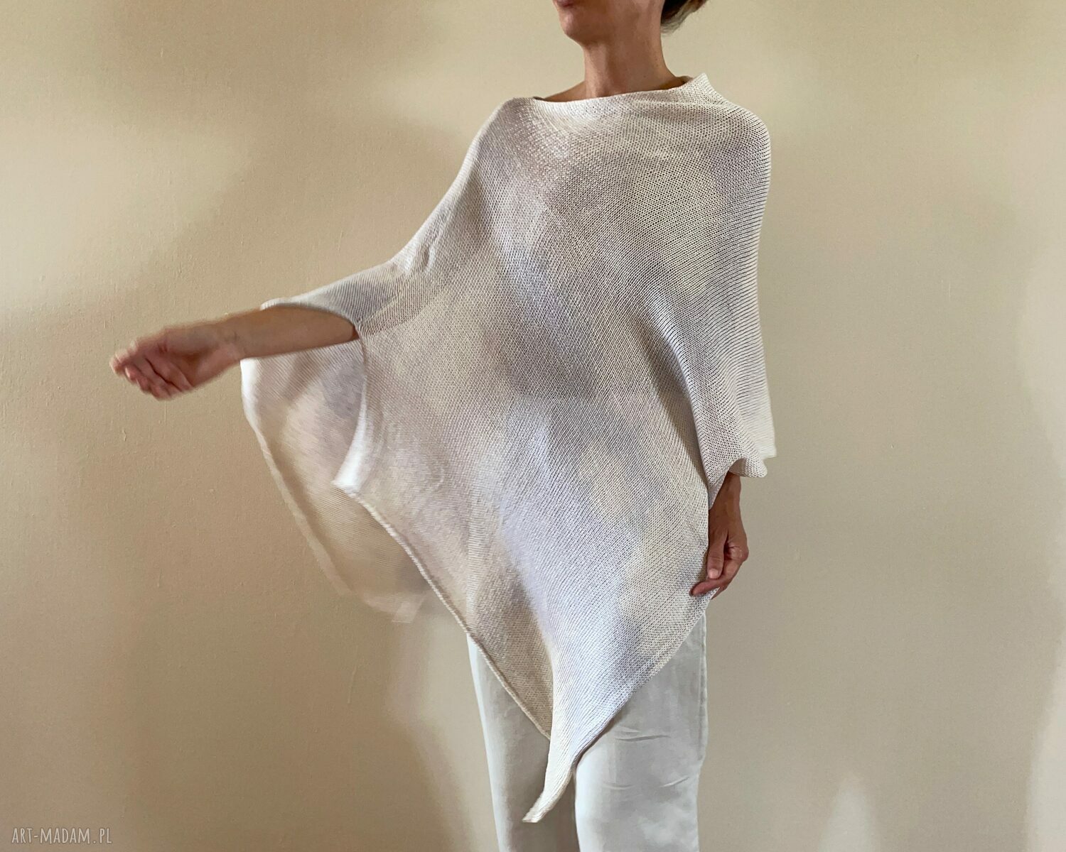Elegancka bawełniana narzutka - poncho w delikatnej szarości i kremie