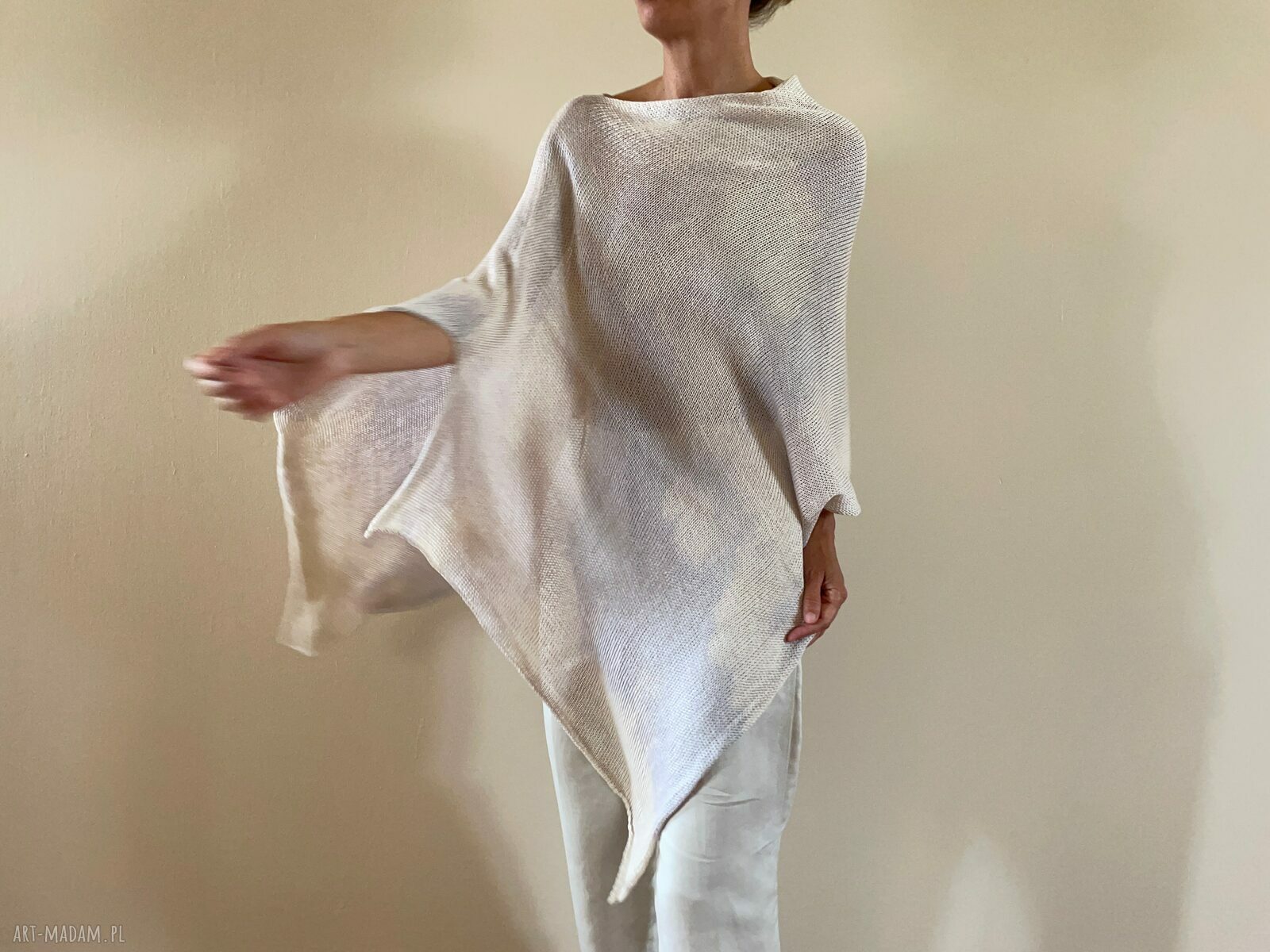 Elegancka bawełniana narzutka - poncho w delikatnej szarości i kremie