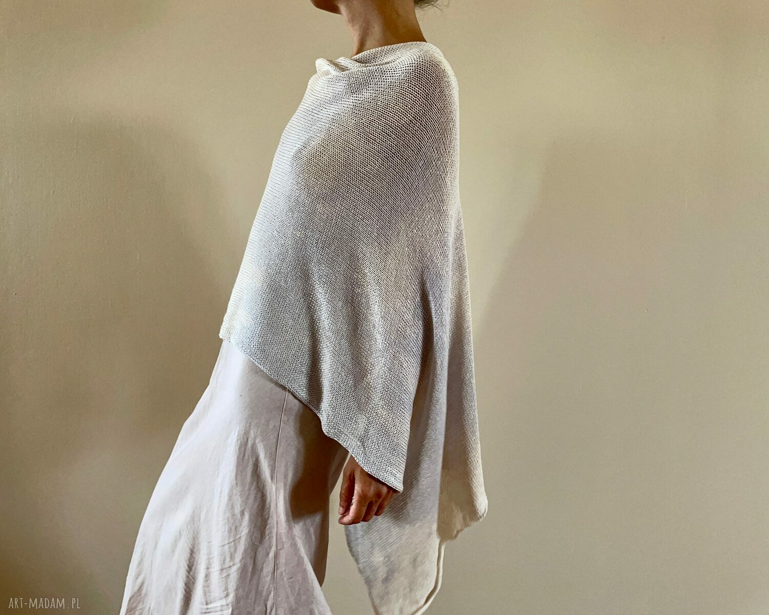 Elegancka bawełniana narzutka - poncho w delikatnej szarości i kremie