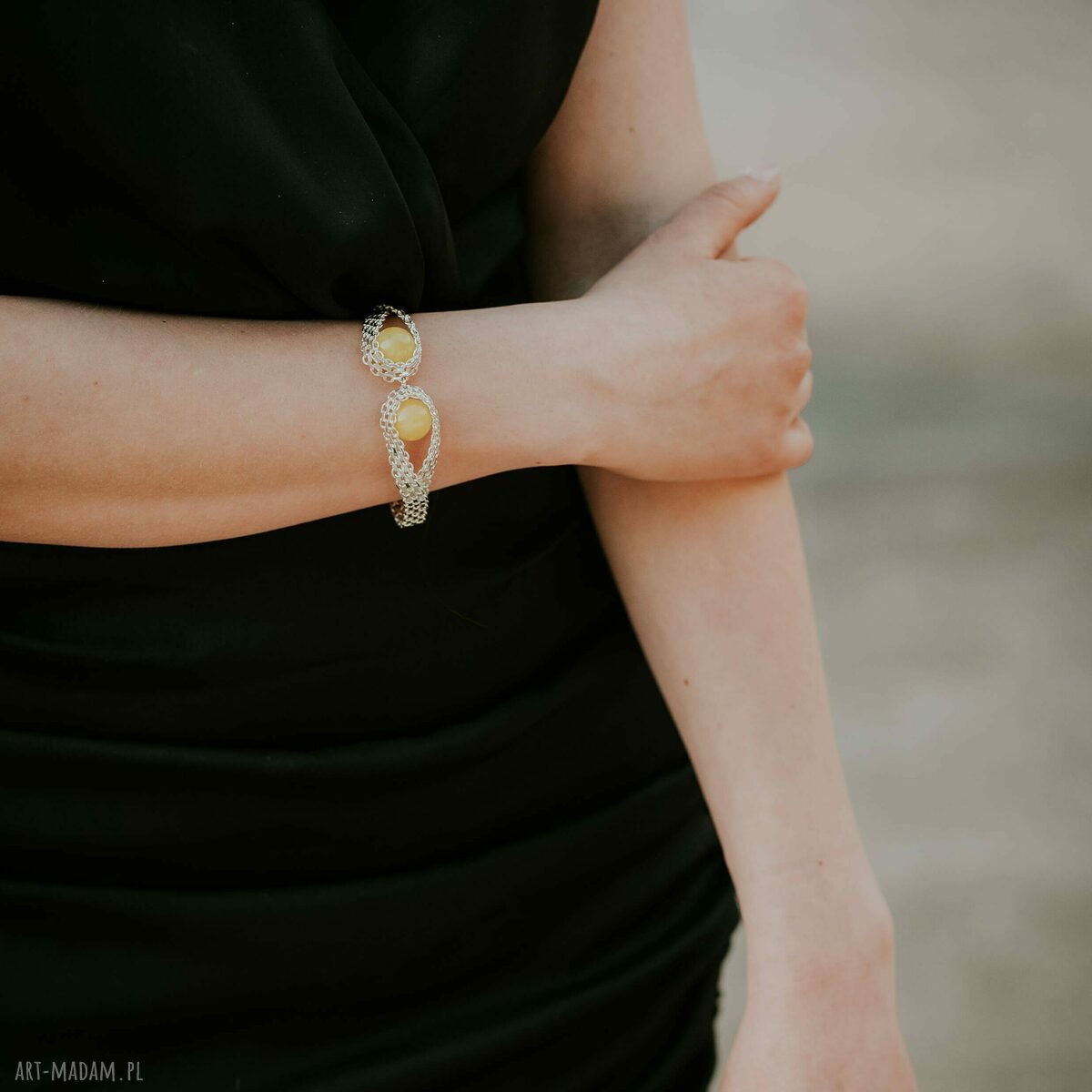 Elegancka bransoletka z mlecznym bursztynem w srebrze 925