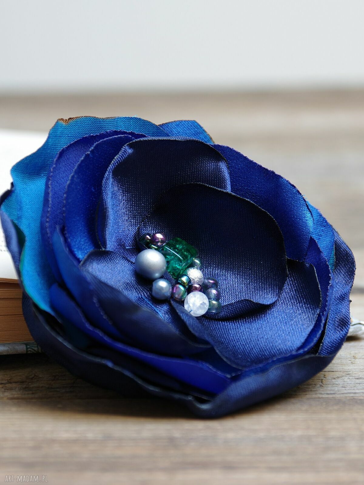 Elegancka granatowa broszka kwiatek z satyny i koralikami (ok. 8 cm)