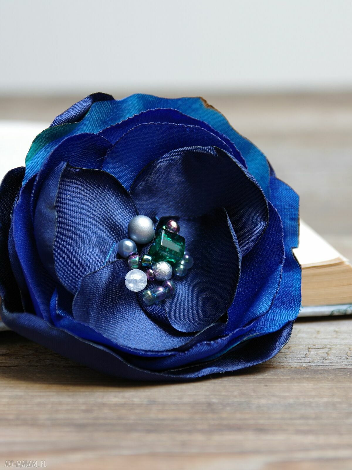 Elegancka granatowa broszka kwiatek z satyny i koralikami (ok. 8 cm)