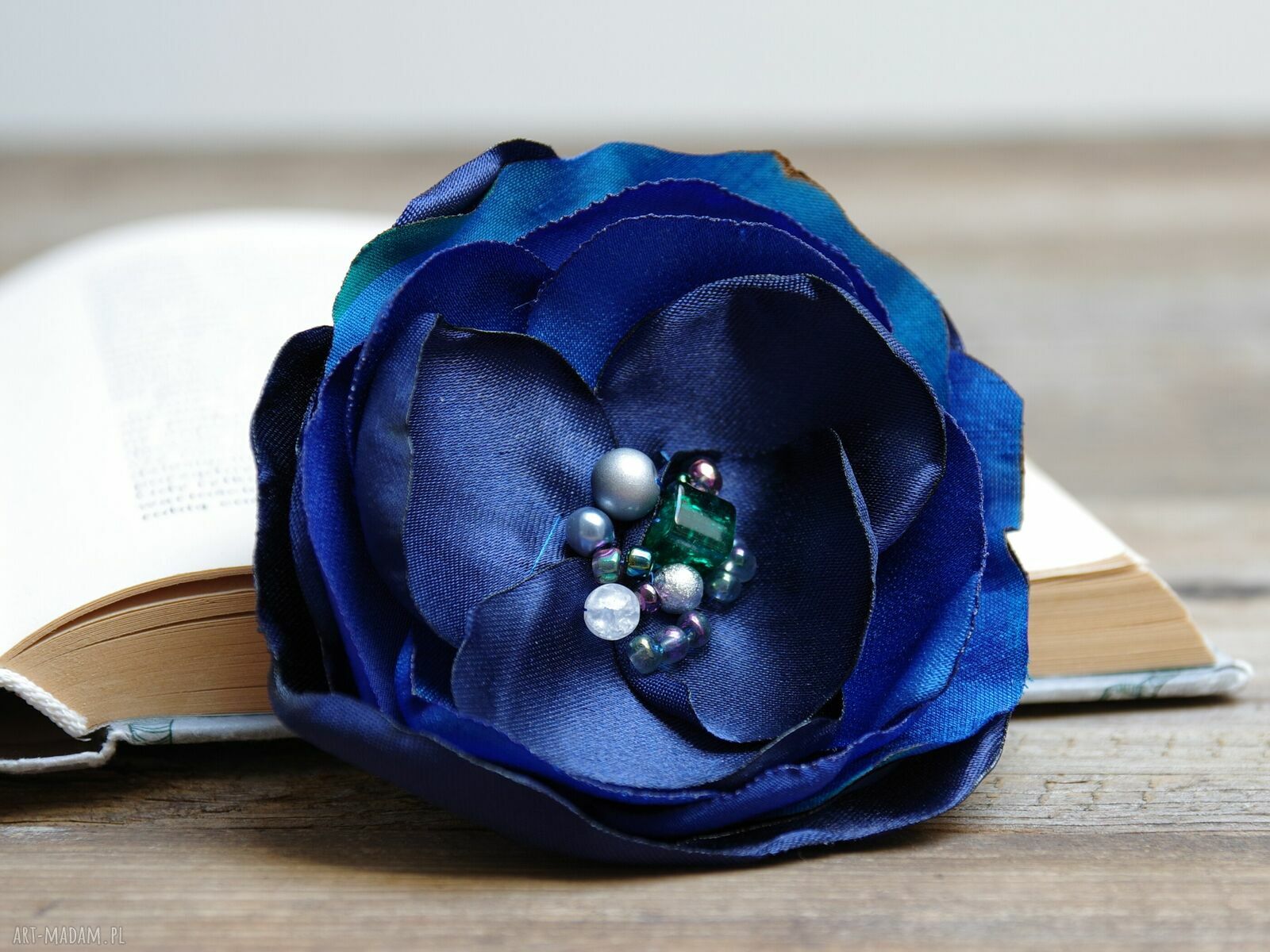 Elegancka granatowa broszka kwiatek z satyny i koralikami ok. 8 cm