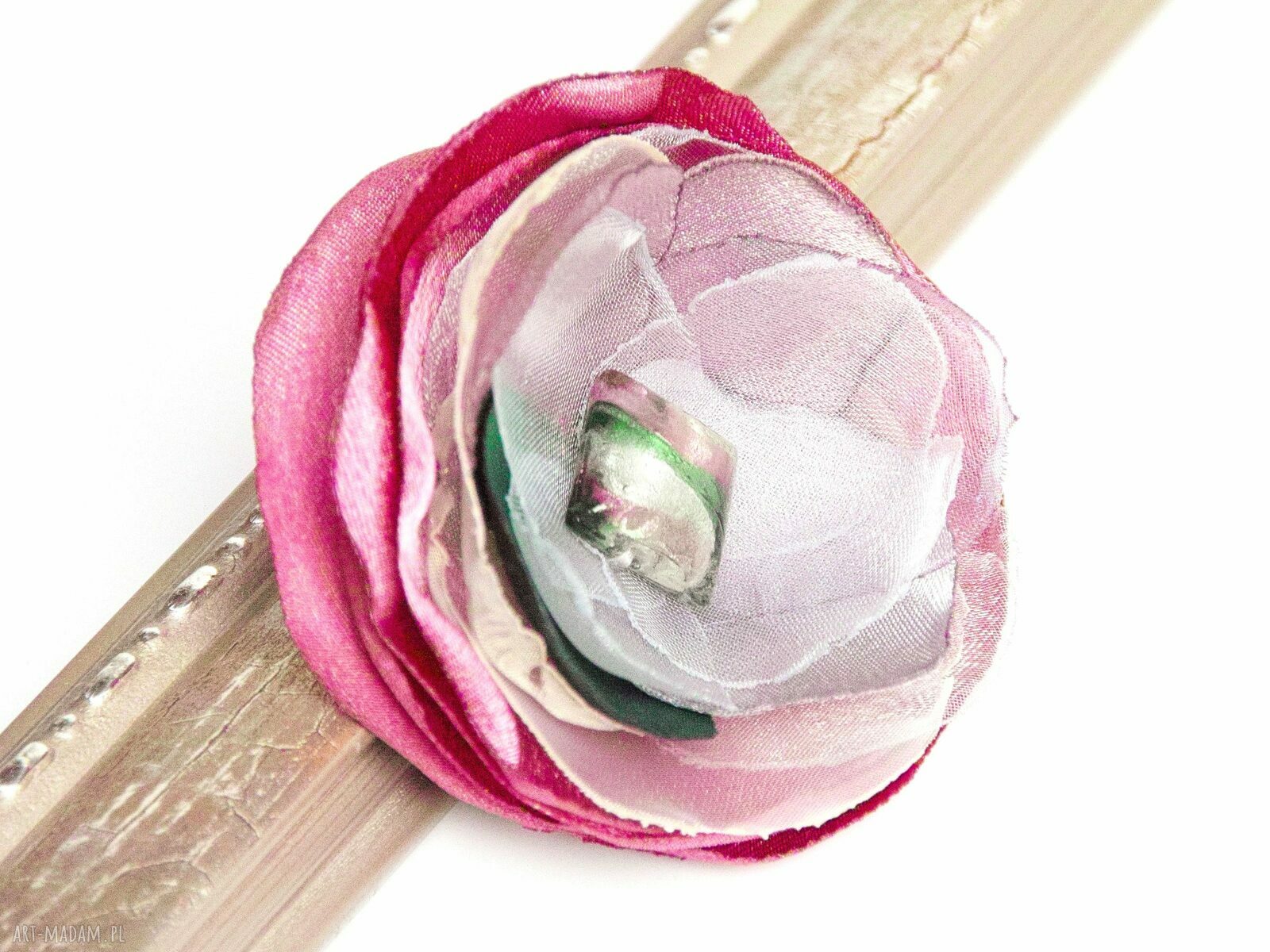 Elegancka broszka kwiatek - tekstylna satyna i organza