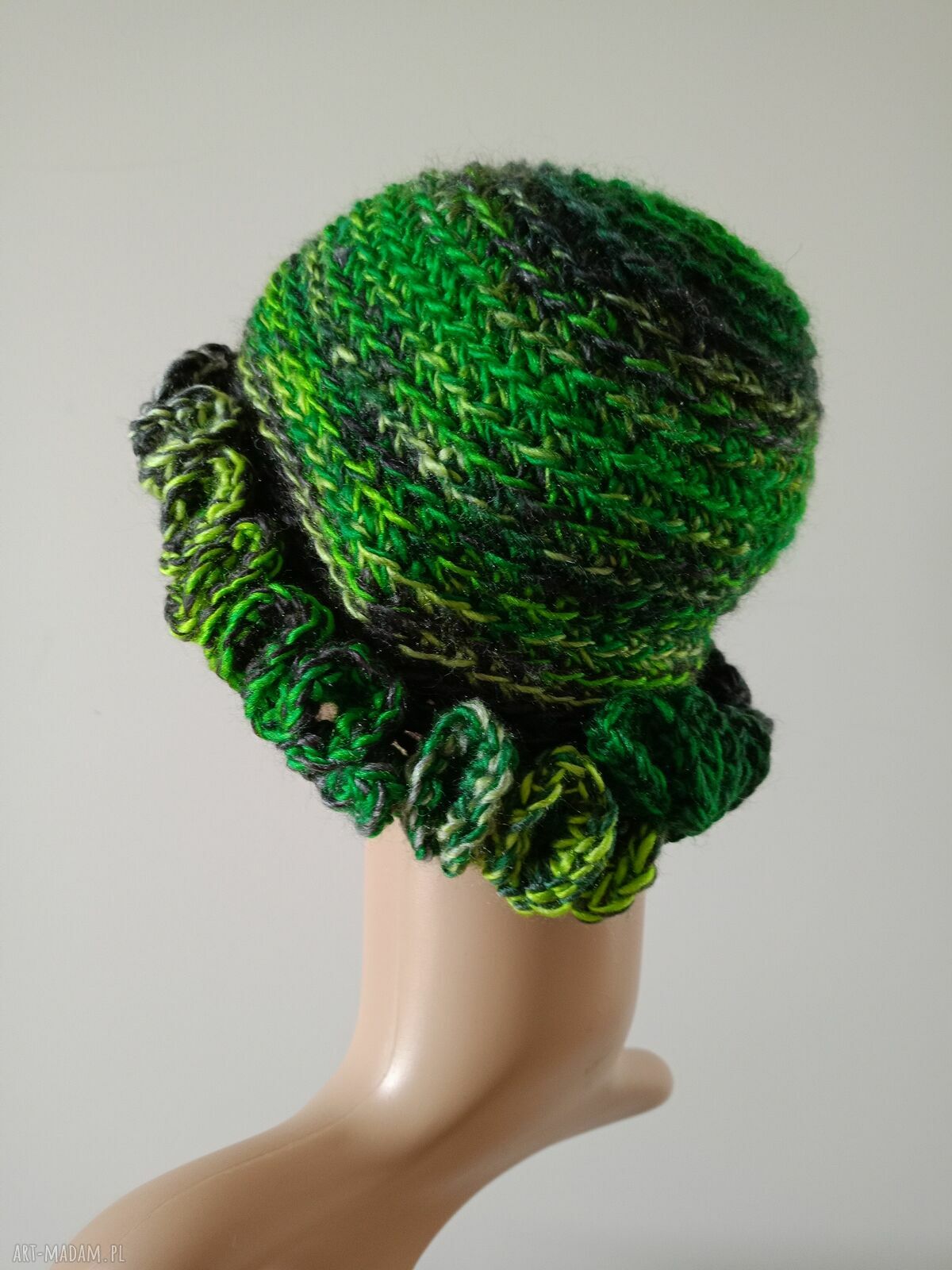 Czapka damska w eleganckich zieleniach - rękodzieło art-Madam.pl