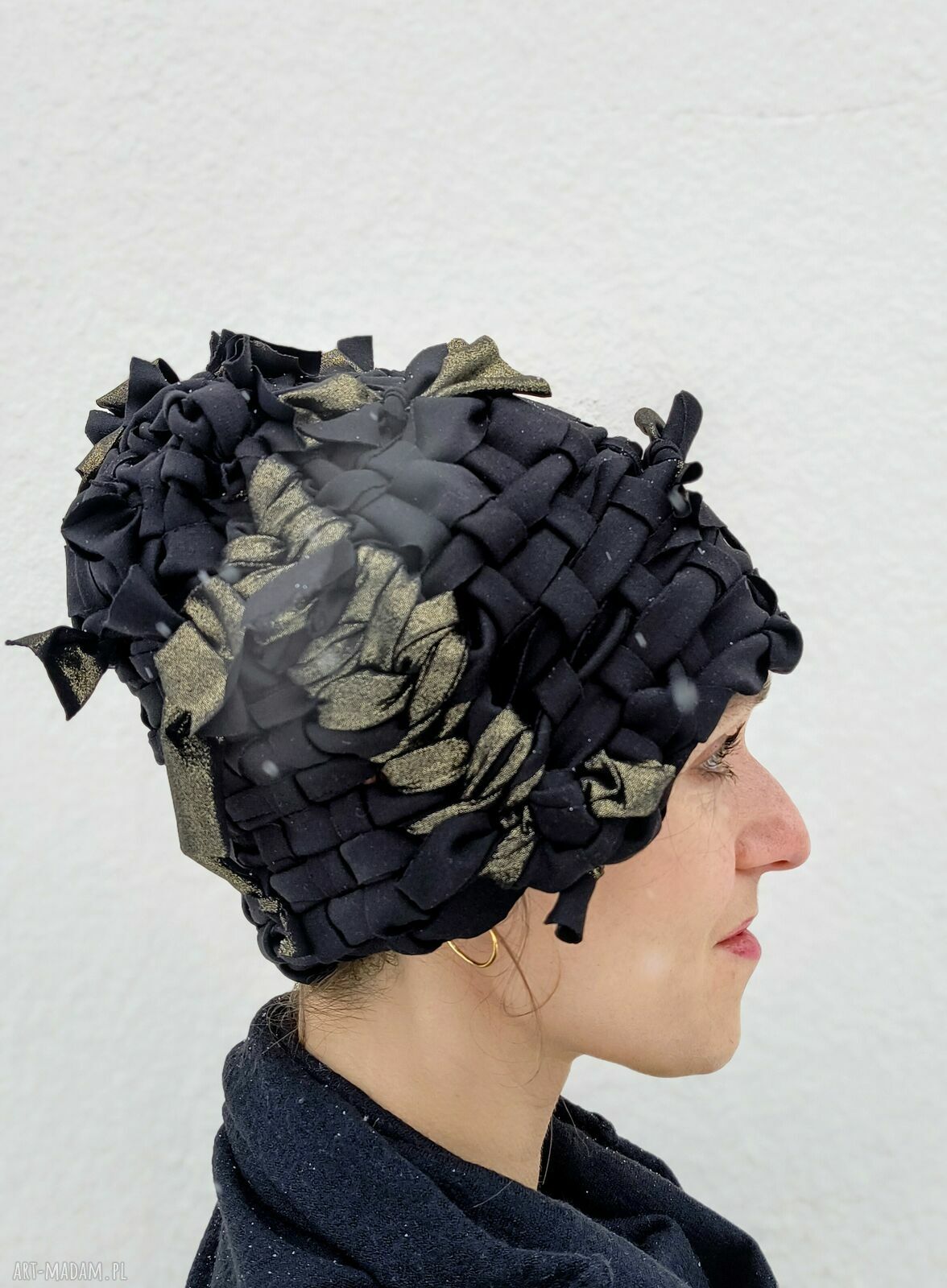 Czapka zimowa Złotko - czarna i złota, ręcznie tkana na krośnie turban