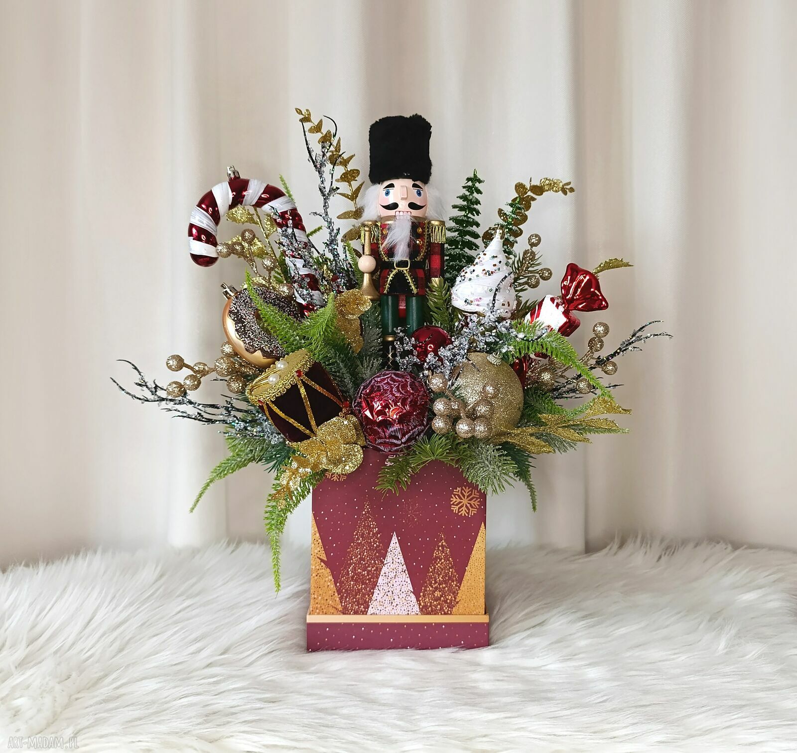 Elegancki stroik bożonarodzeniowy z dziadkiem do orzechów - flower box