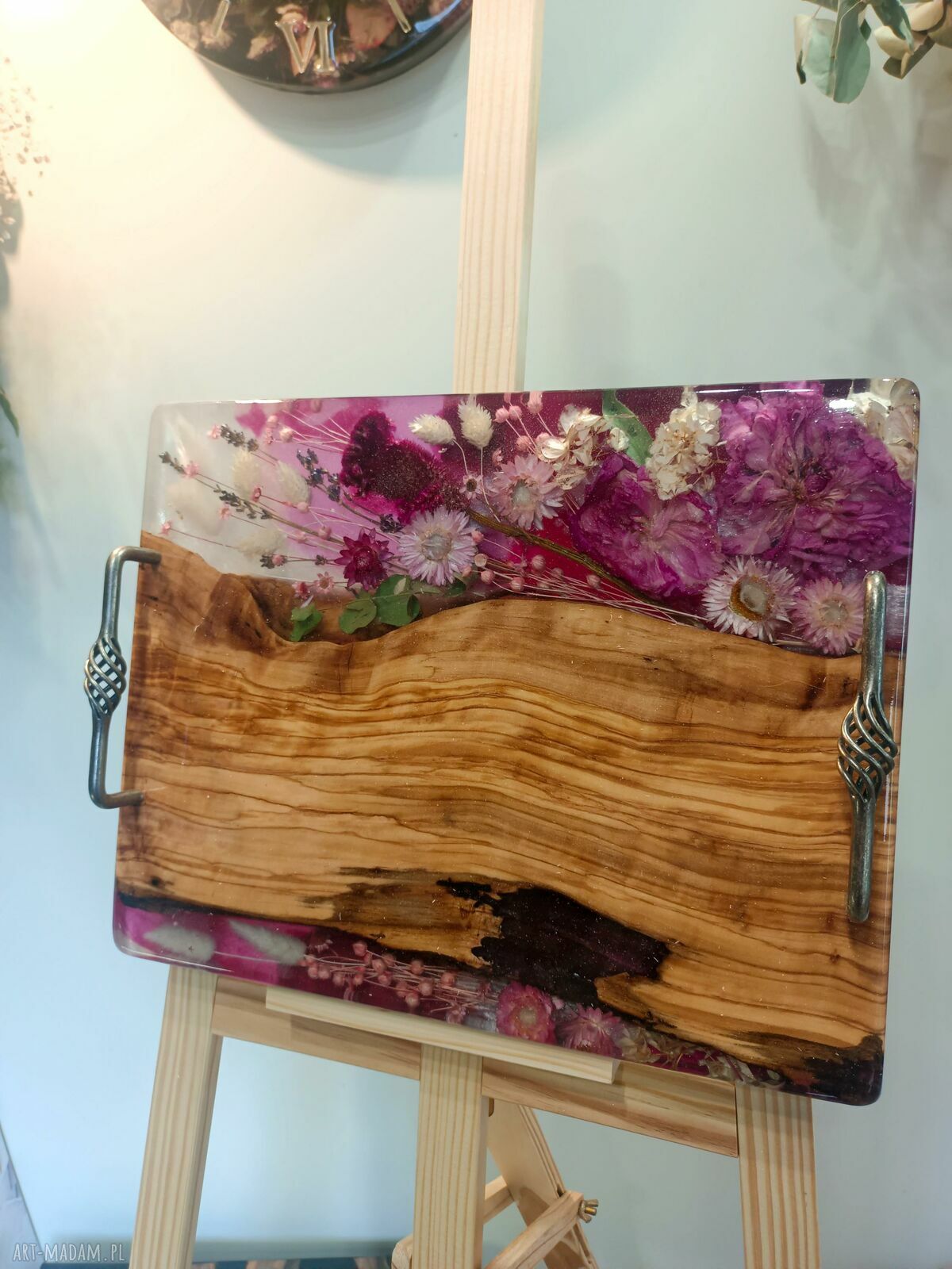 Elegancka deska do serwowania z drewna oliwnego - kwiaty w żywicy epoksydowej