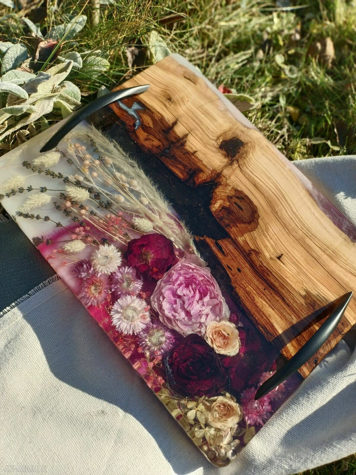 Elegancka deska do serwowania z drewna oliwnego - kwiaty w żywicy epoksydowej