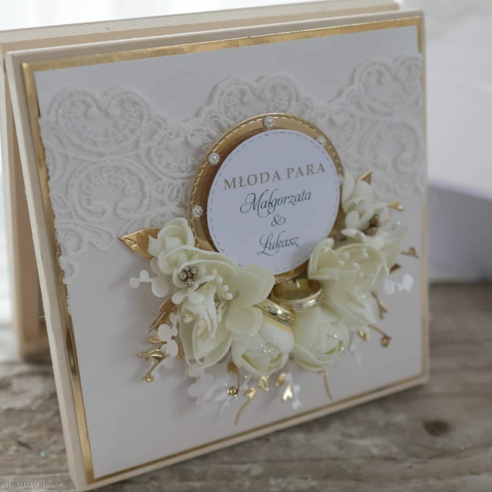 Elegancka drewniana kartka na ślub z życzeniami, imionami Pary Młodej i kieszonką na pieniądze
