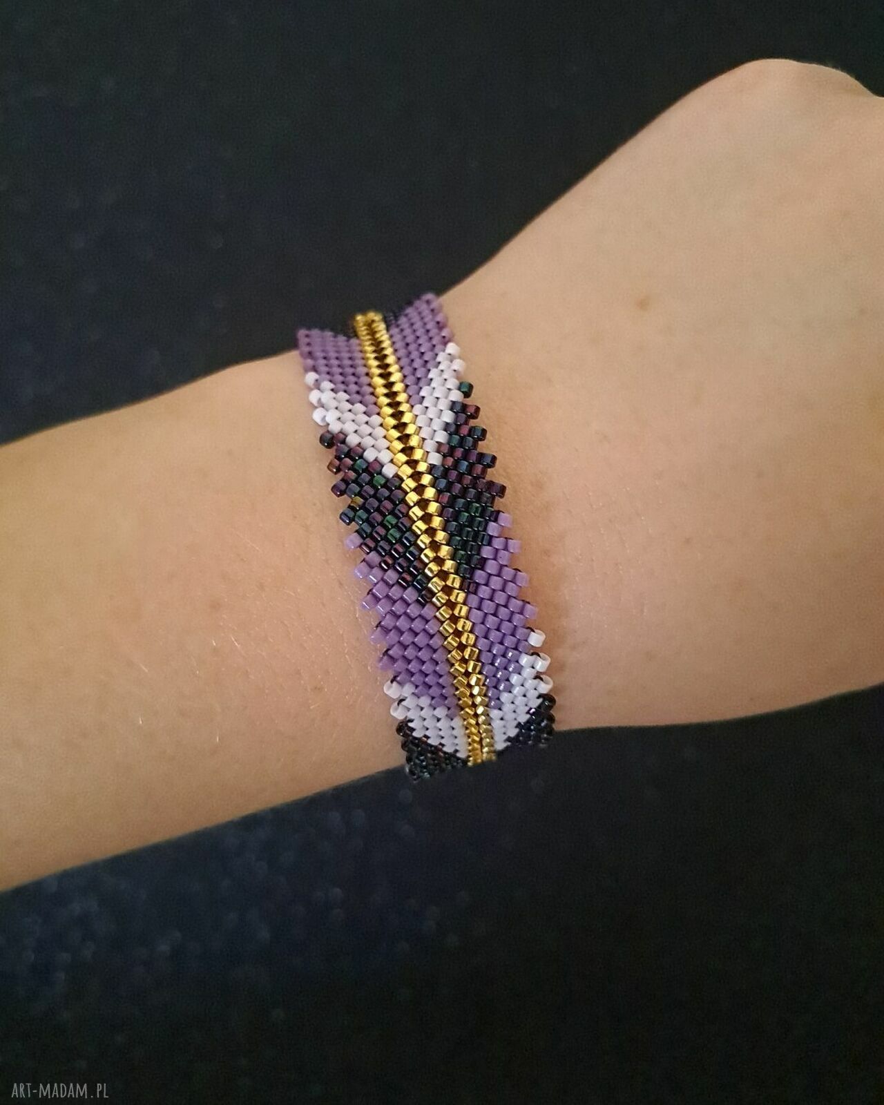 Elegancka fioletowa bransoletka z koralików w kształt jodełki