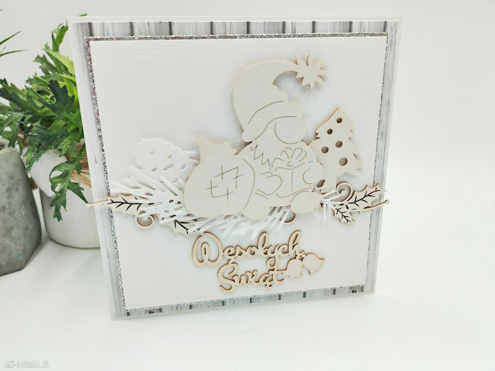 Elegancka kartka świąteczna z drewnianym skrzatem - handmade