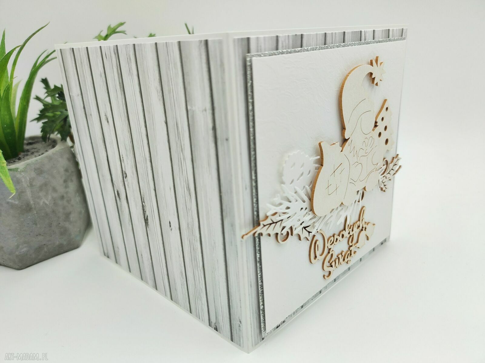 Elegancka kartka świąteczna z drewnianym skrzatem - handmade