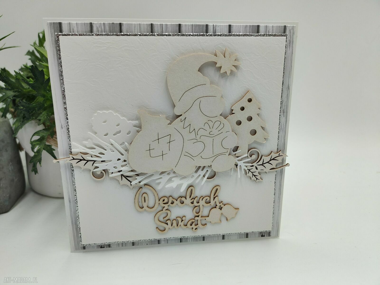 Elegancka kartka świąteczna z drewnianym skrzatem - handmade