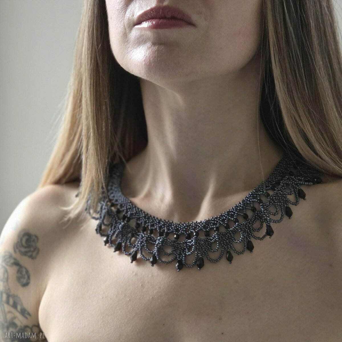 Elegancka kolia choker z czarnych koralików szklanych i kryształków