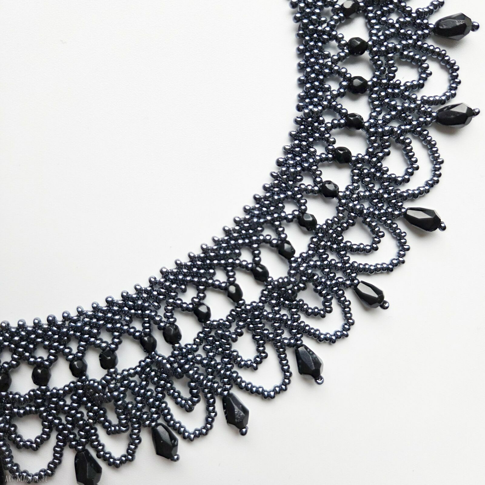 Elegancka kolia choker z czarnych koralików szklanych i kryształków