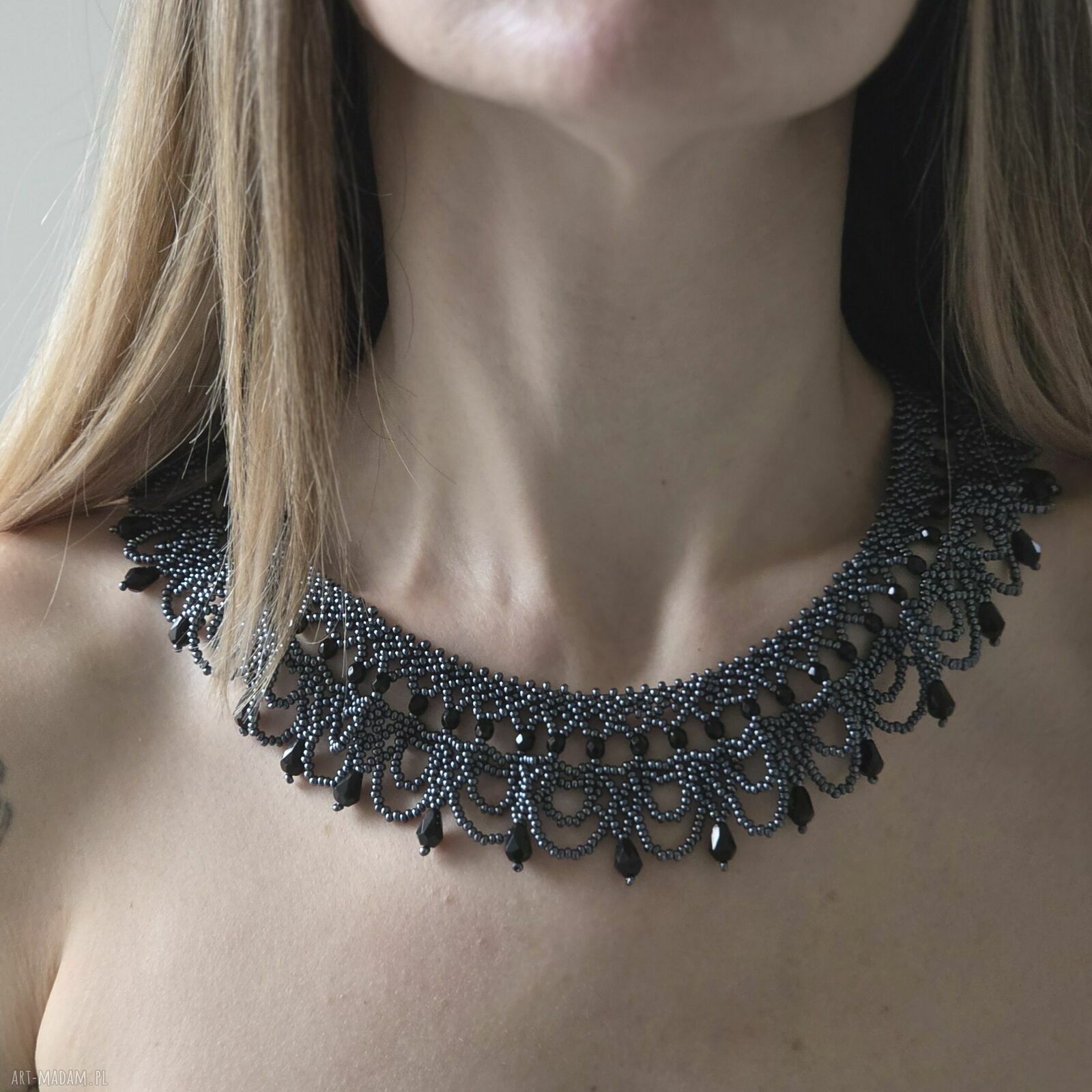 Elegancka kolia choker z czarnych koralików szklanych i kryształków