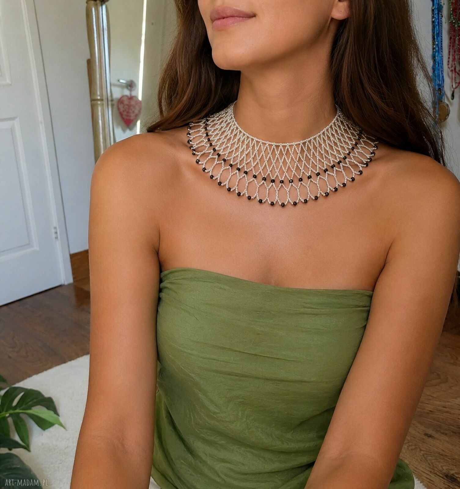 Elegancka krywulka koralikowa w perłowej bieli z hematytowymi kryształkami