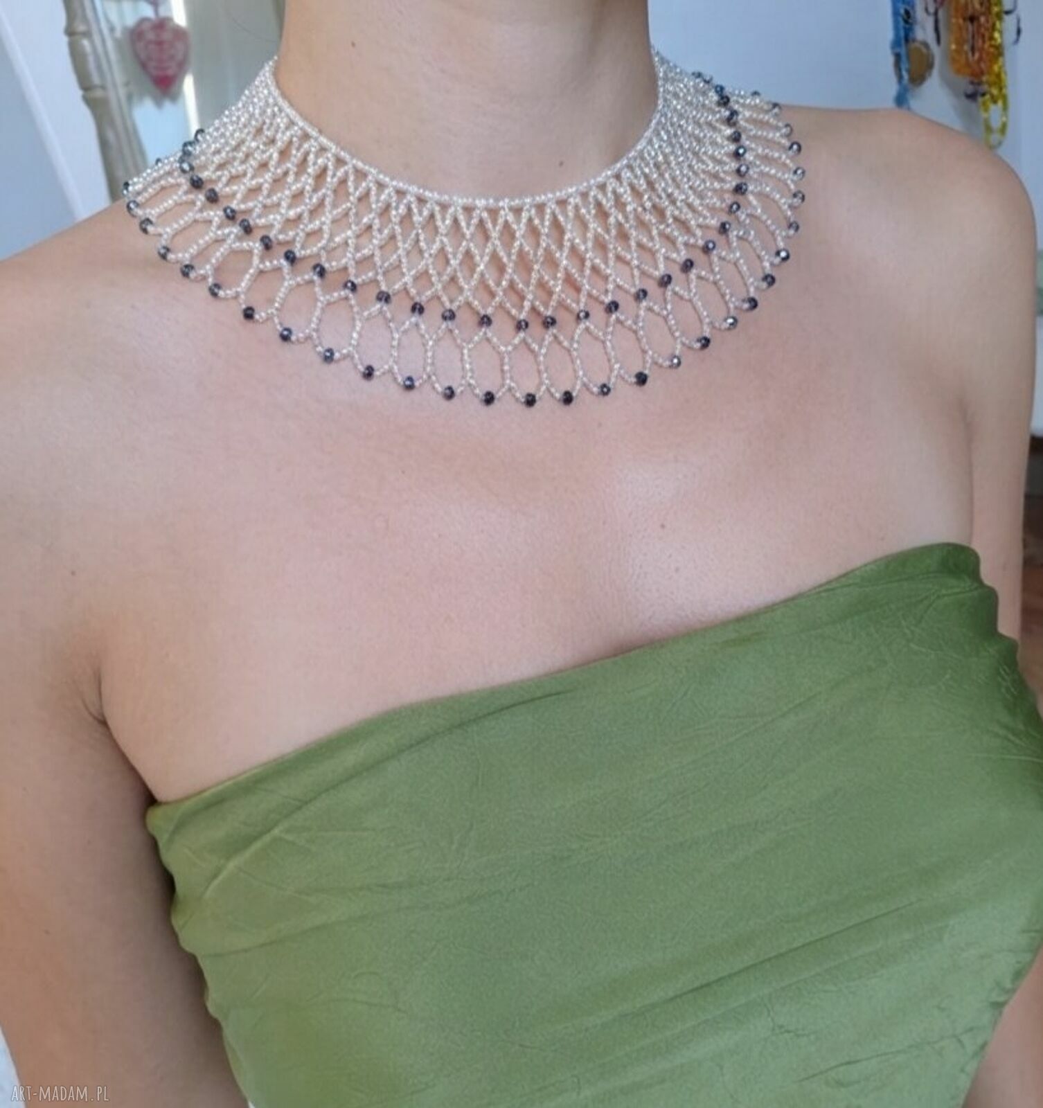 Elegancka krywulka koralikowa w perłowej bieli z hematytowymi kryształkami