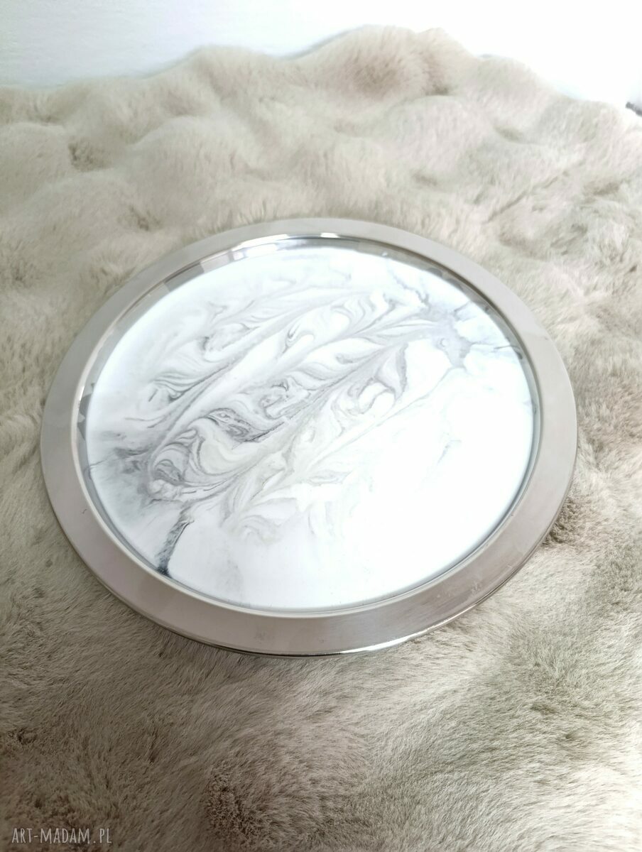 Elegancka metalowa taca dekoracyjna z żywicy epoksydowej 25 cm