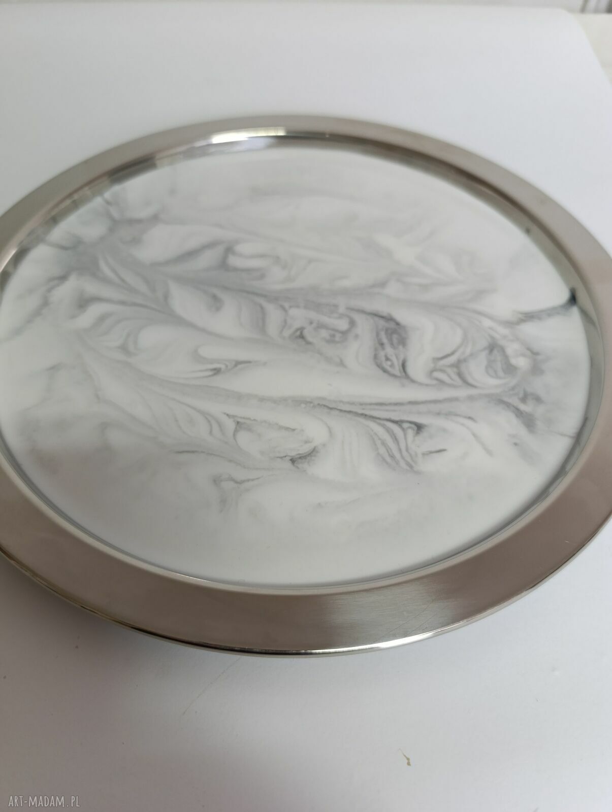 Elegancka metalowa taca dekoracyjna z żywicy epoksydowej 25 cm