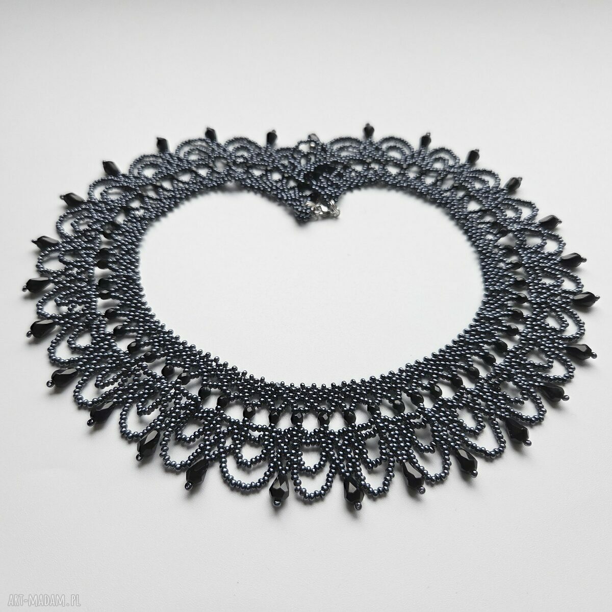Elegancka kolia choker z czarnych koralików szklanych i kryształków