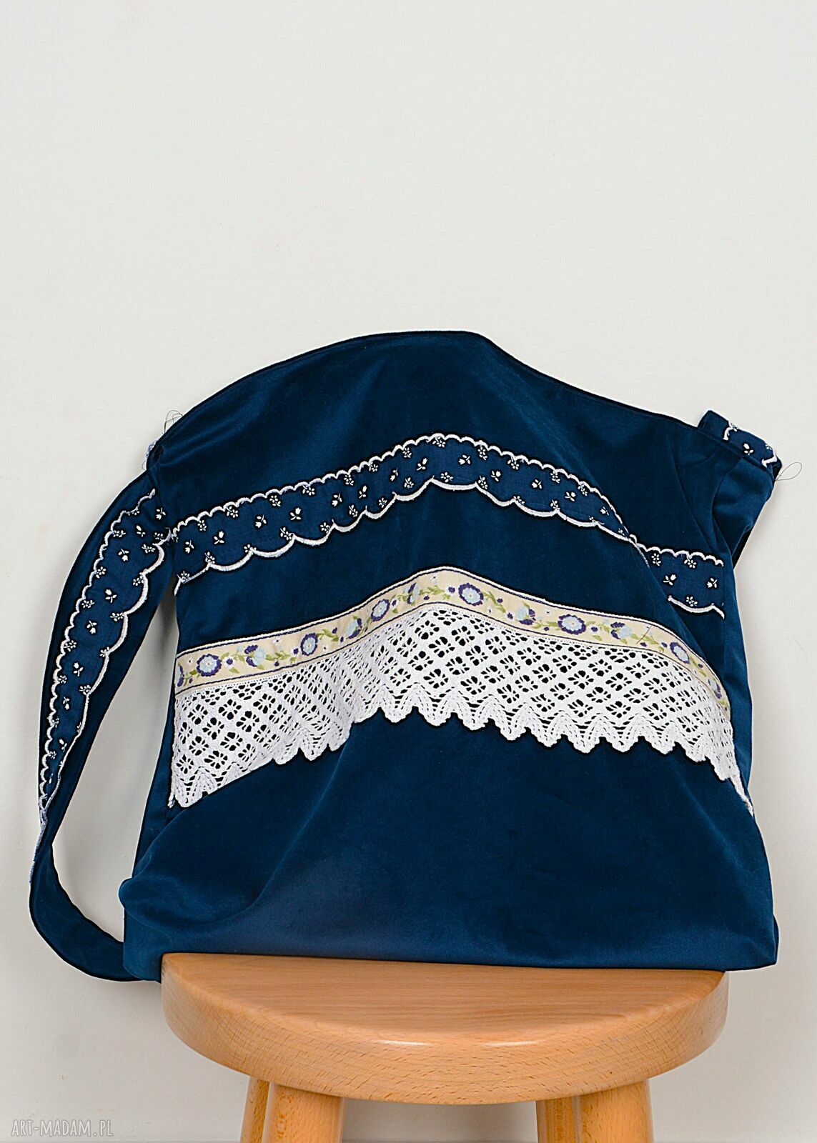 Elegancka niebieska torba hobo z aksamitu i koronki