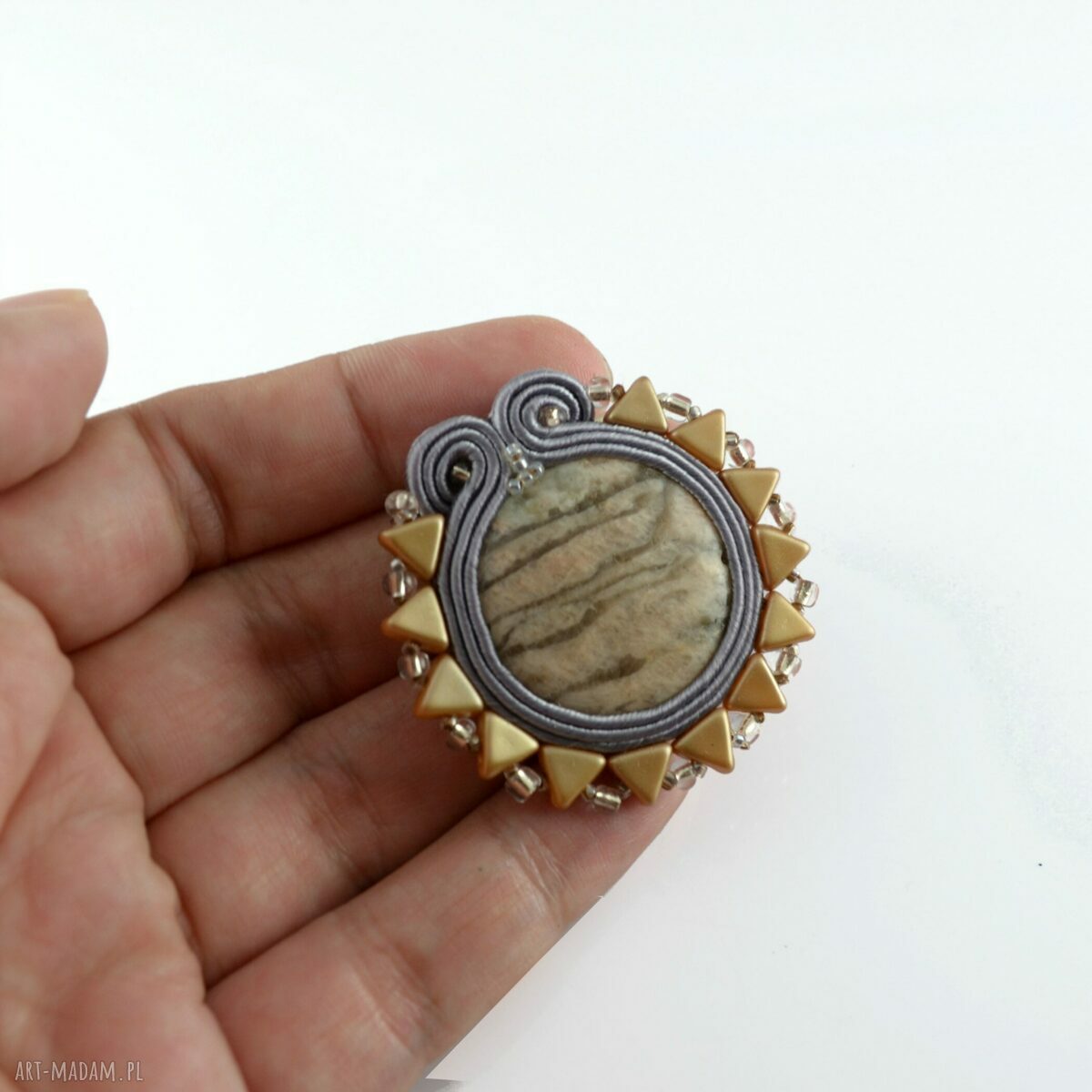 broszki: Sutaszowa beżowo szara broszka z jaspisem handmade
