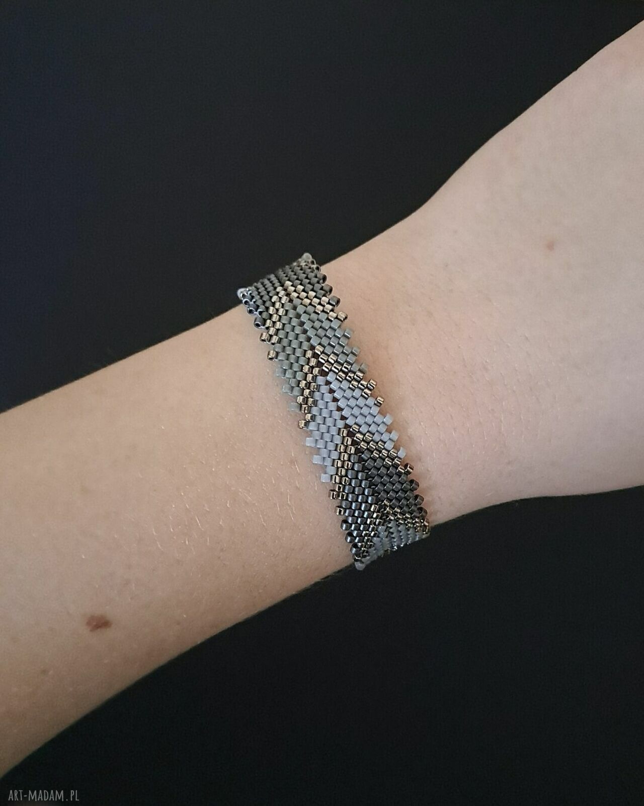 Elegancka szara bransoletka z koralików układających się w jodełkę