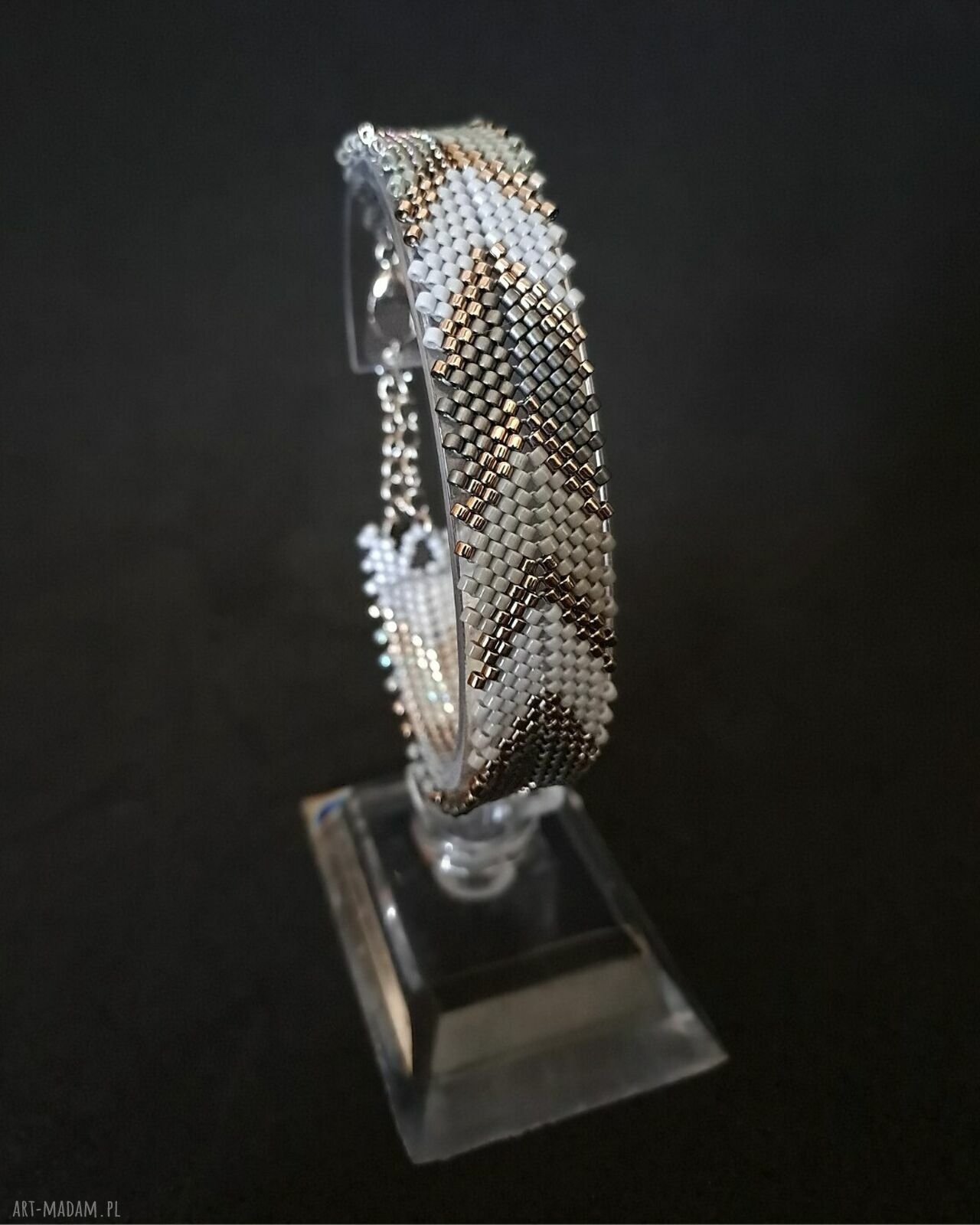 Elegancka szara bransoletka z koralików układających się w jodełkę