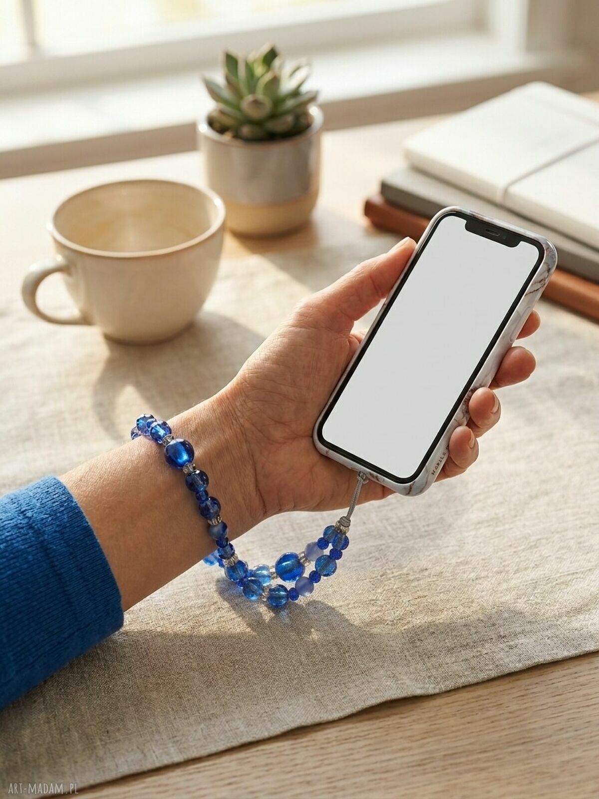Elegancka smycz do telefonu ze szklanych koralików - błękitny akcent z ceramiczną kulką