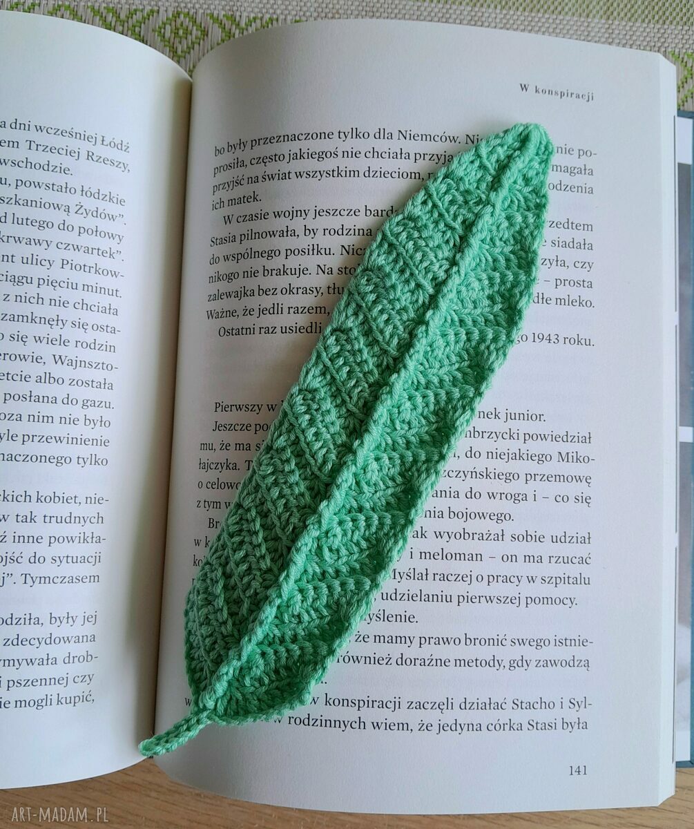 Elegancka zakładka na szydełku - piórko