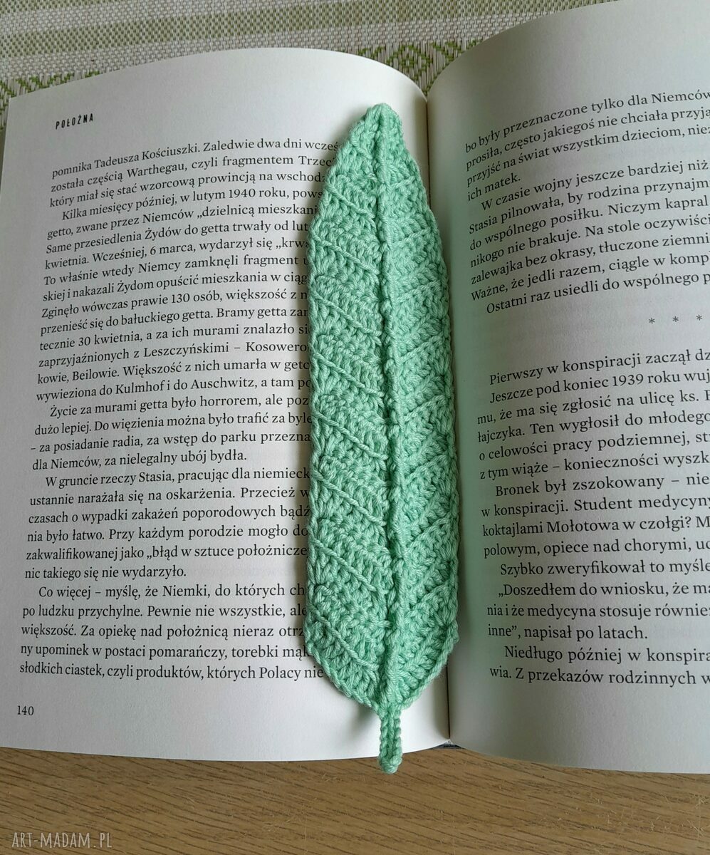 Elegancka zakładka na szydełku - piórko