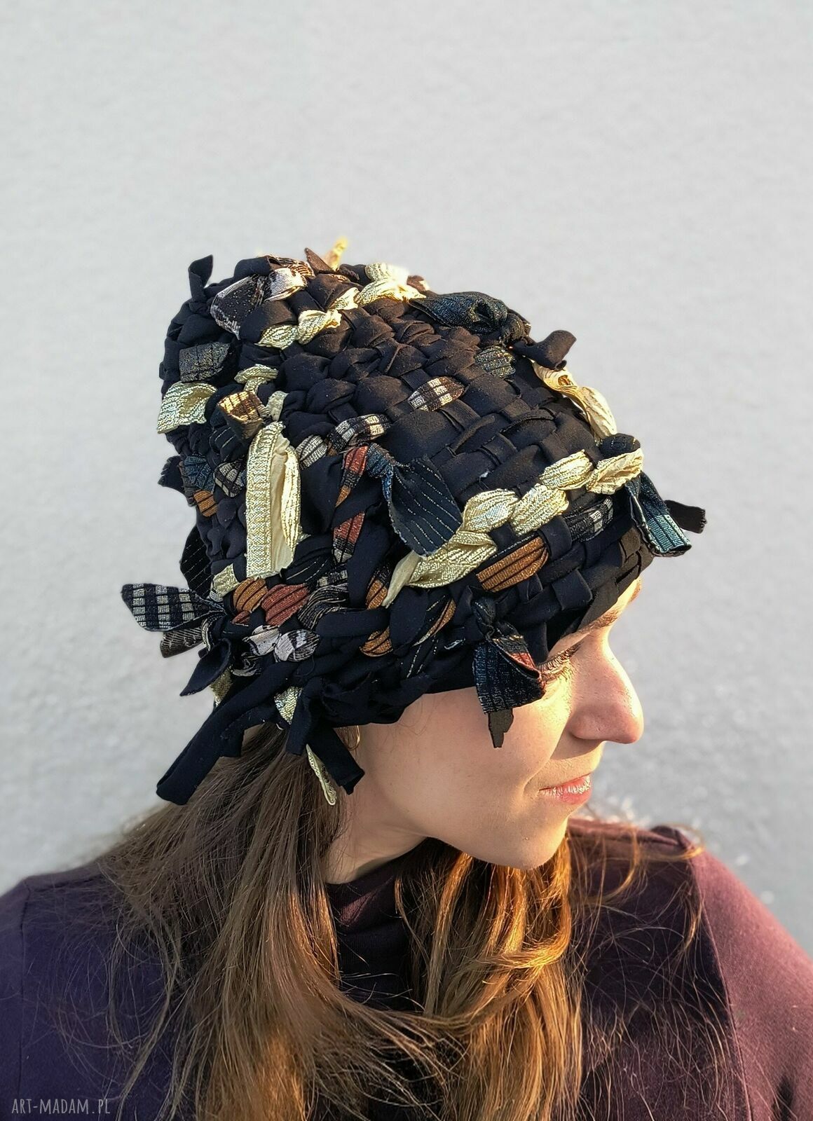 Połyskująca zimowa czapka ze złotymi dodatkami - unikat handmade