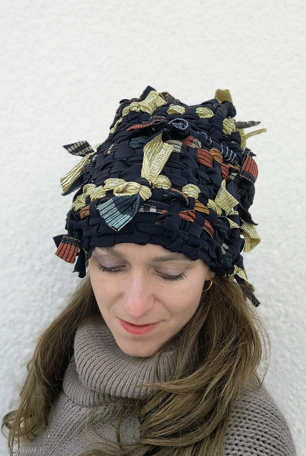 Połyskująca zimowa czapka ze złotymi dodatkami - unikat handmade
