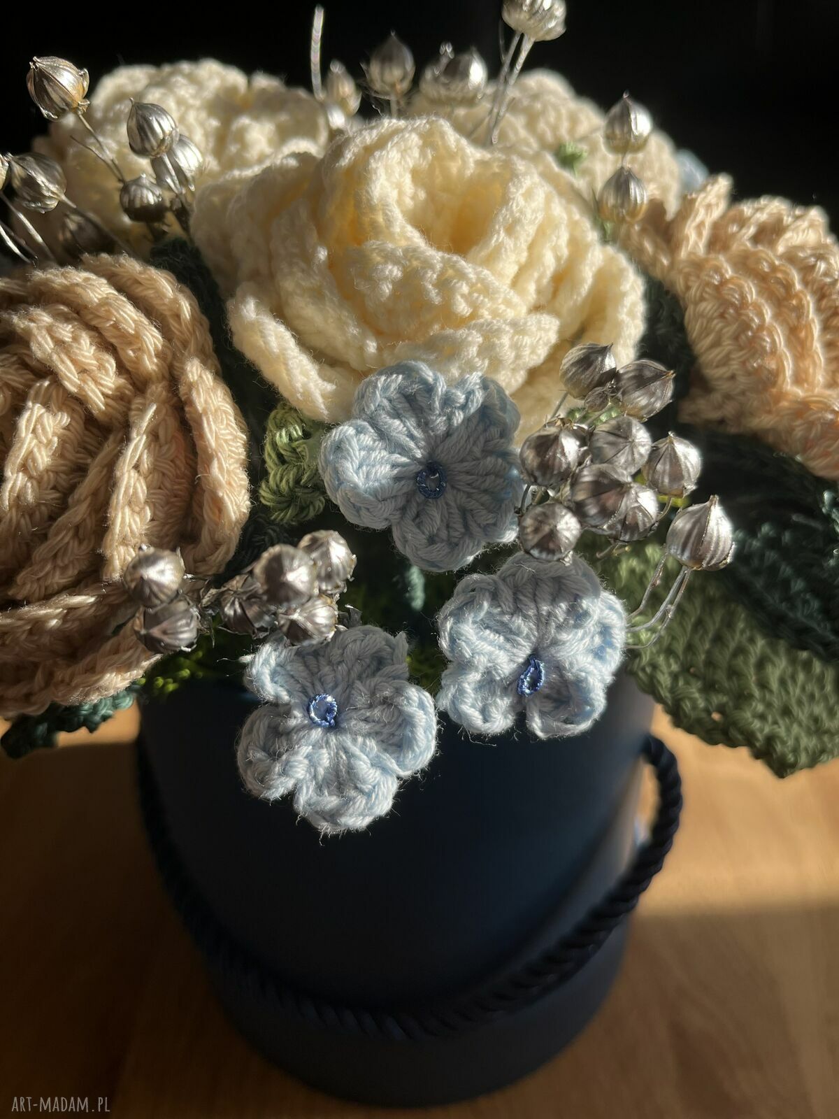 Elegancki flowerbox szydełkowy z wiecznymi różami - prezent dla niej