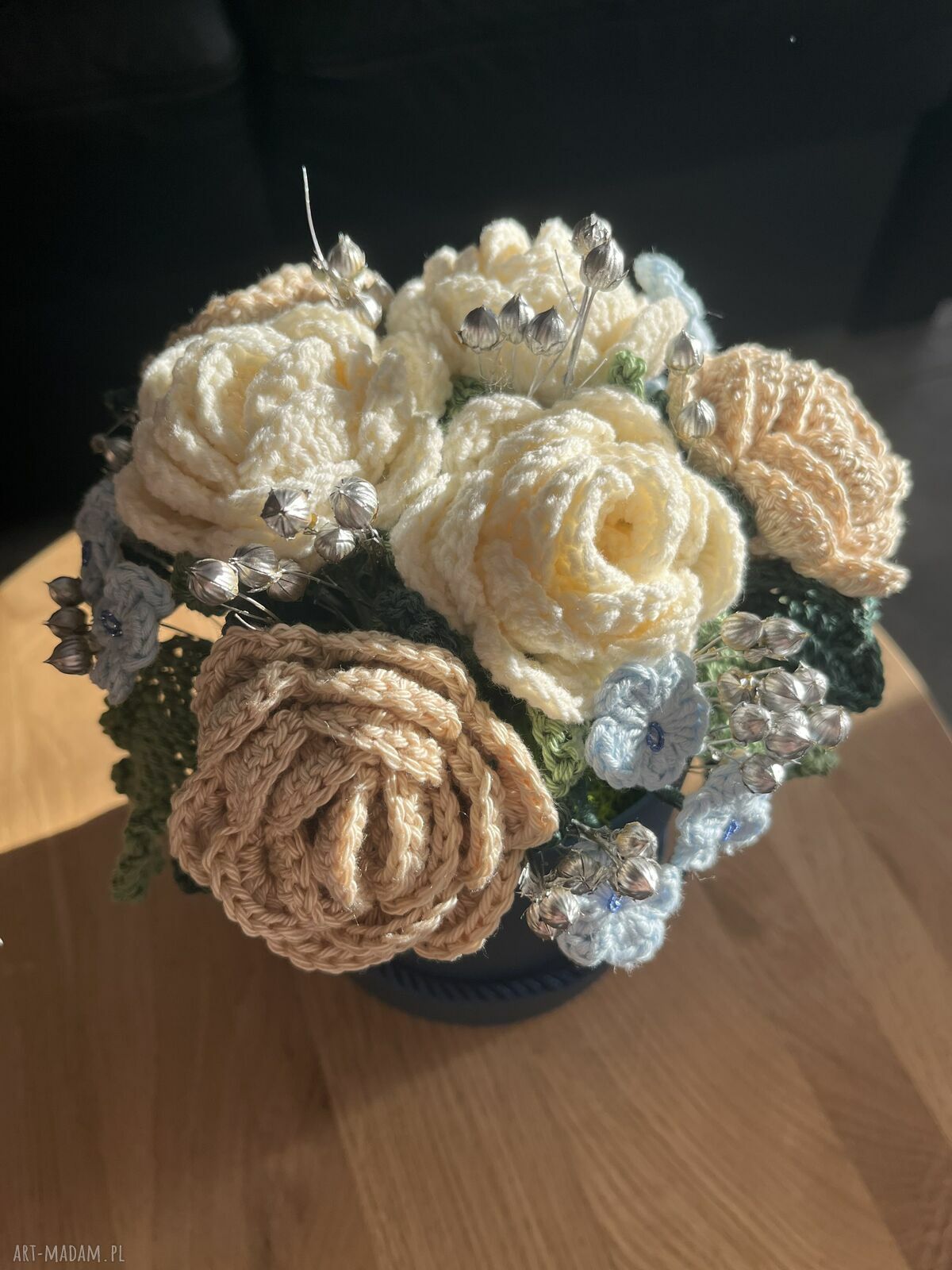 Elegancki flowerbox szydełkowy z wiecznymi różami - prezent dla niej