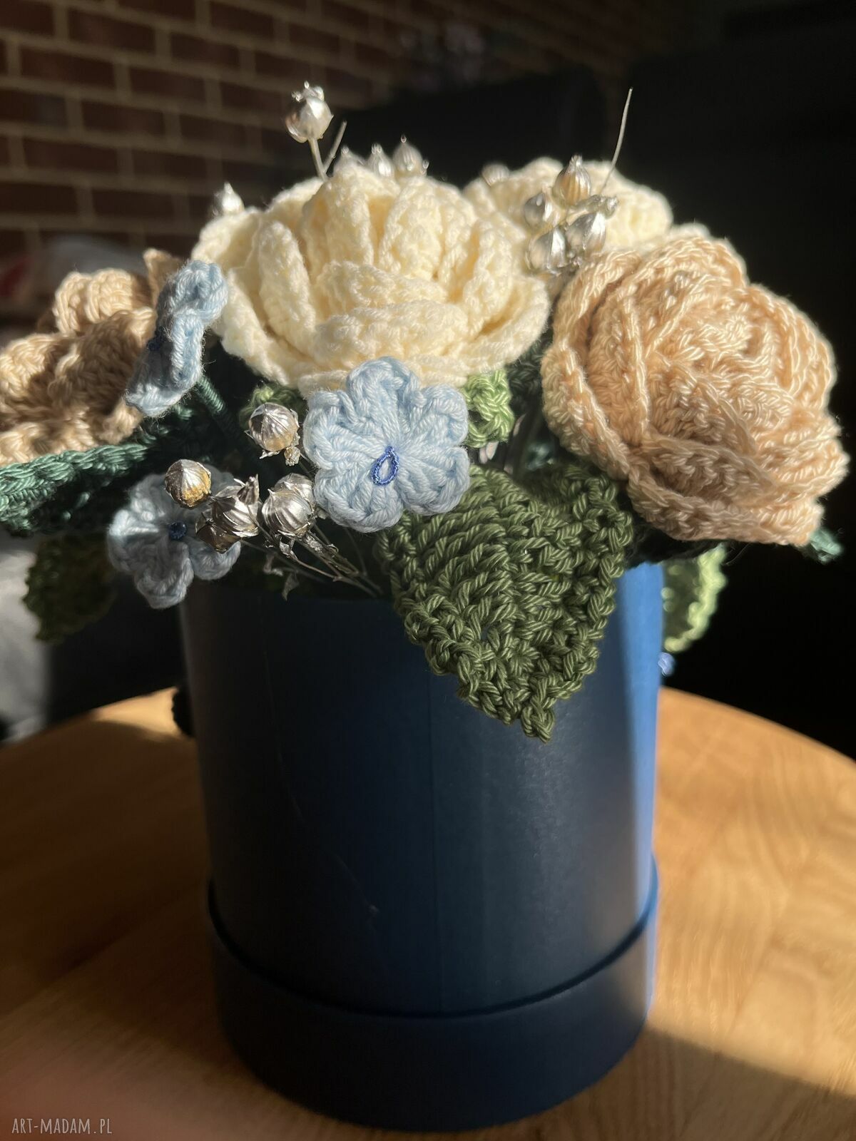 Elegancki flowerbox szydełkowy z wiecznymi różami - prezent dla niej