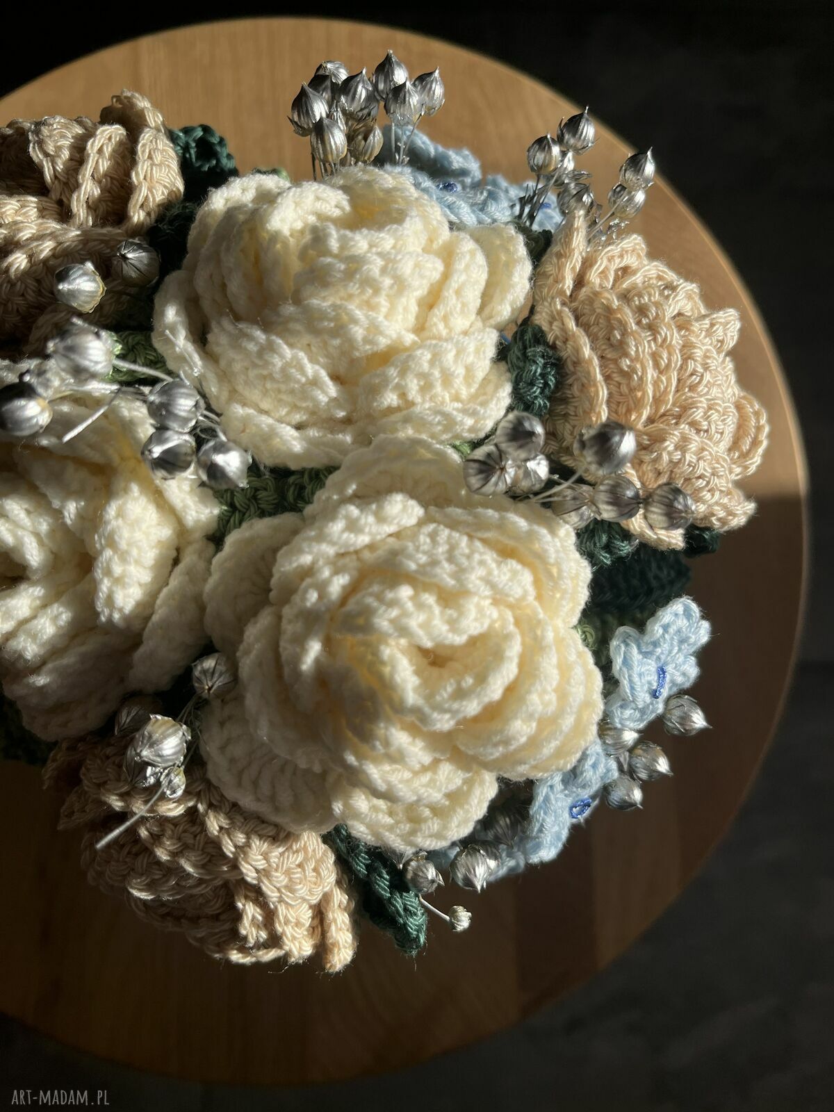 Elegancki flowerbox szydełkowy z wiecznymi różami - prezent dla niej