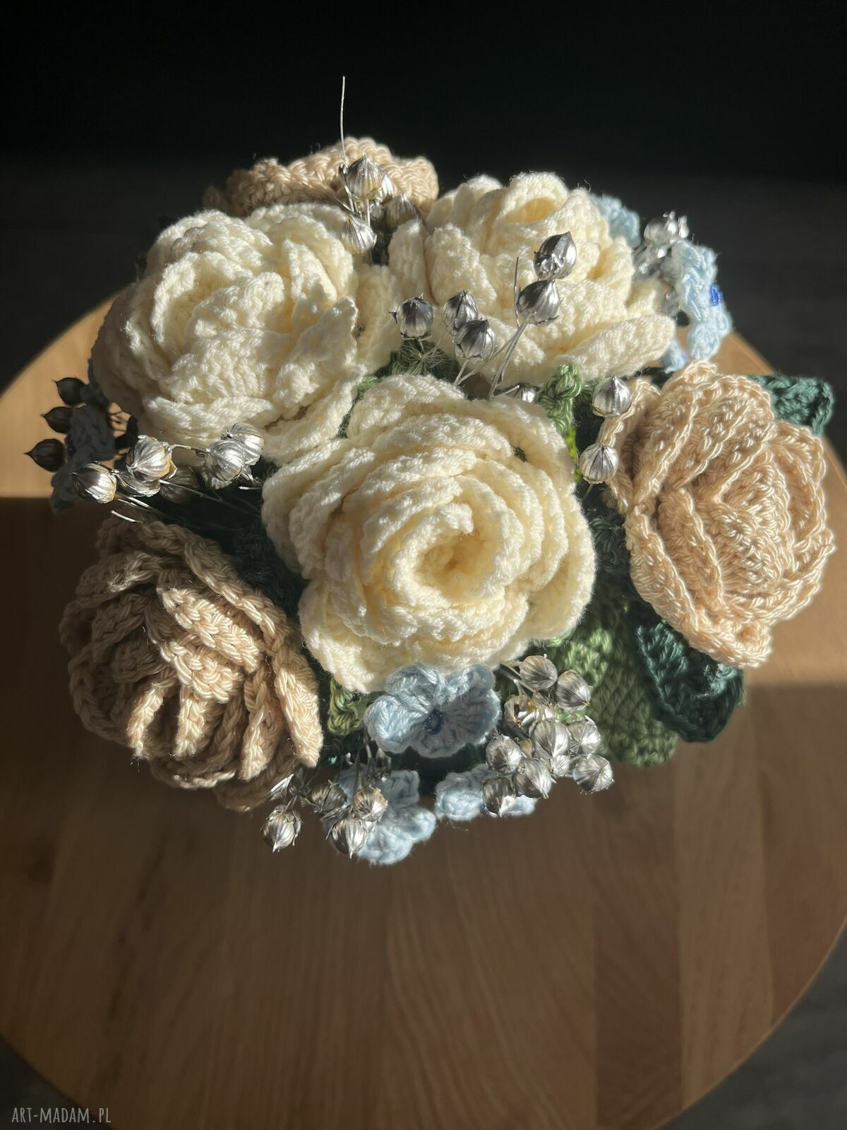 Elegancki flowerbox szydełkowy z wiecznymi różami - prezent dla niej
