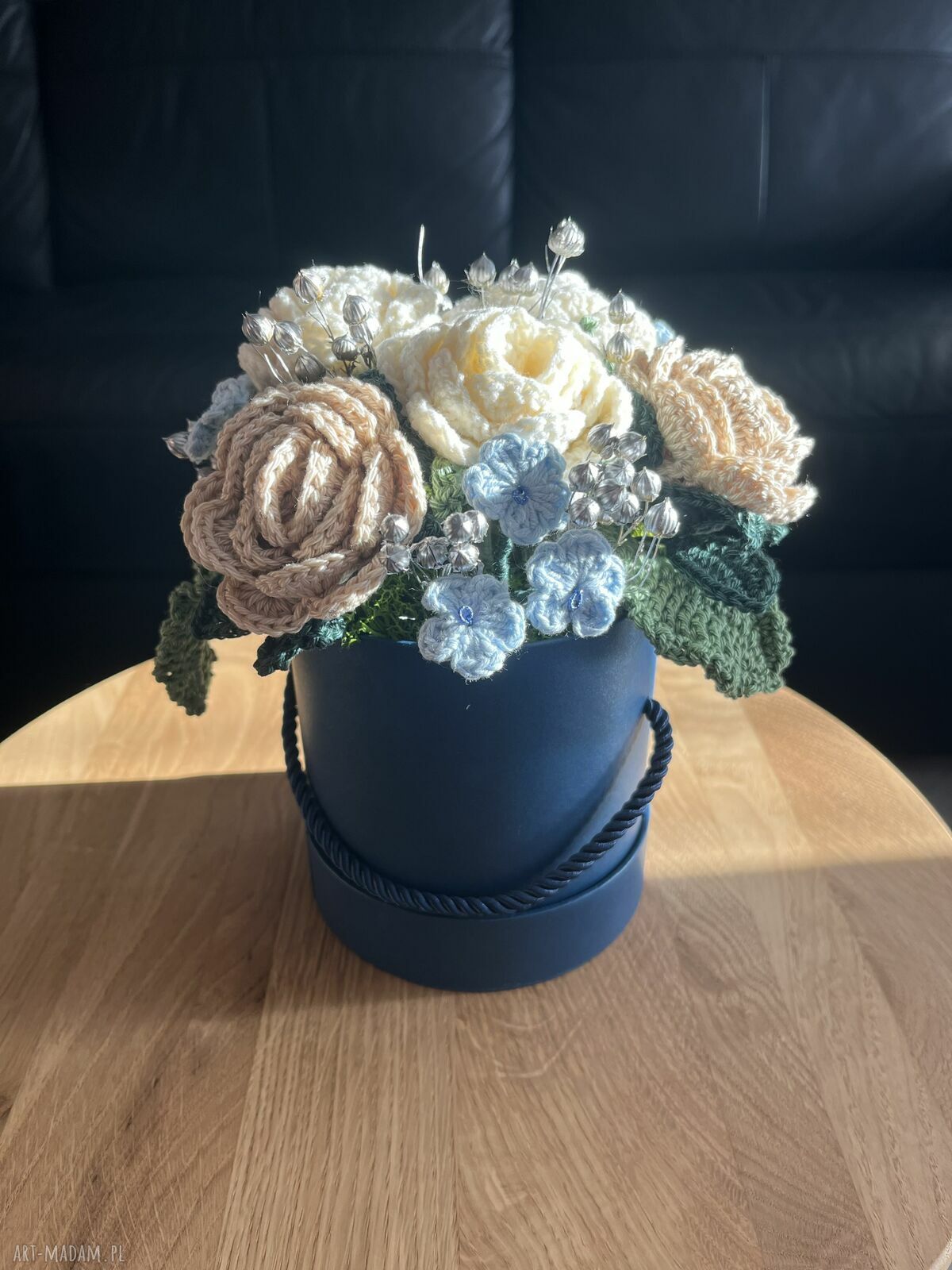 Elegancki flowerbox szydełkowy z wiecznymi różami - prezent dla niej