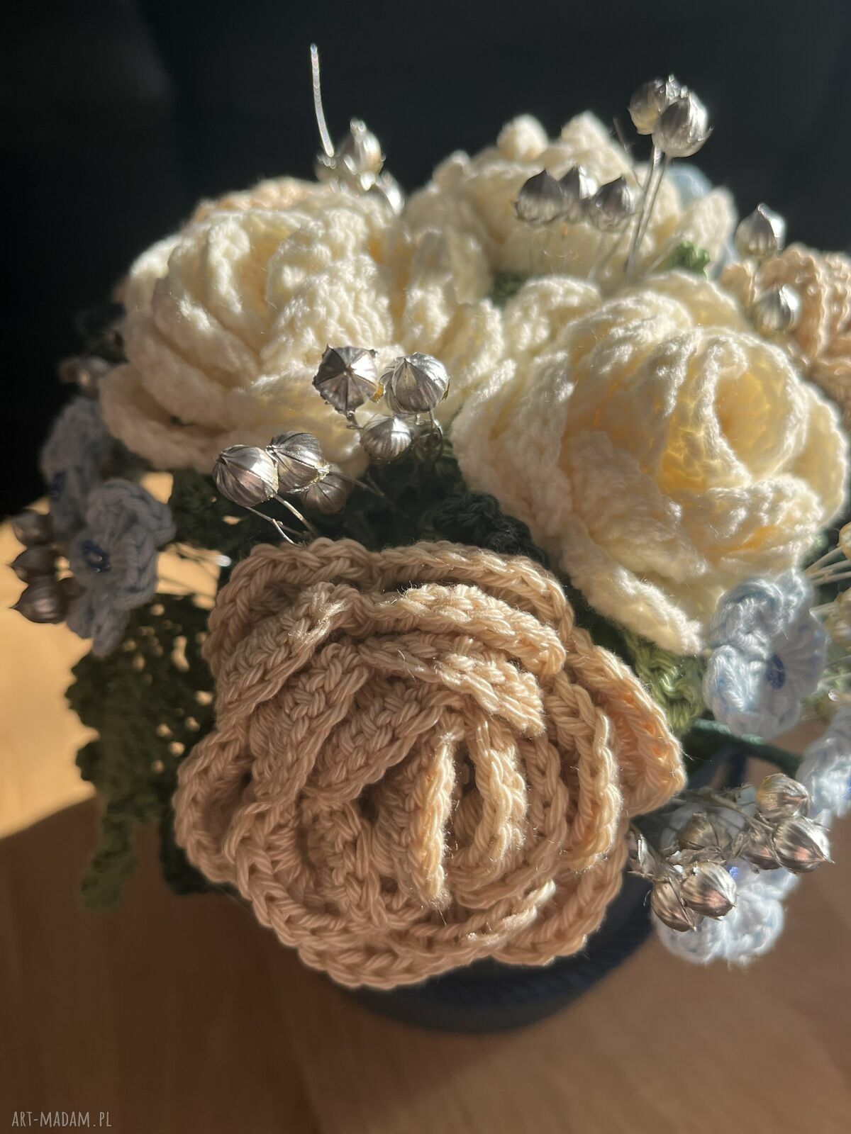Elegancki flowerbox szydełkowy z wiecznymi różami - prezent dla niej