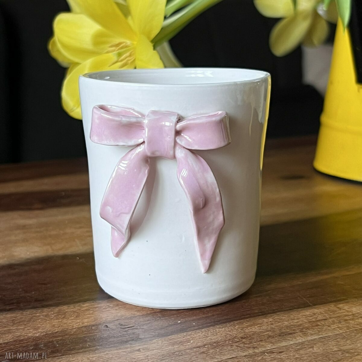 Kubek ceramiczny z różową kokardą - elegancja w Twoim porannym rytuale