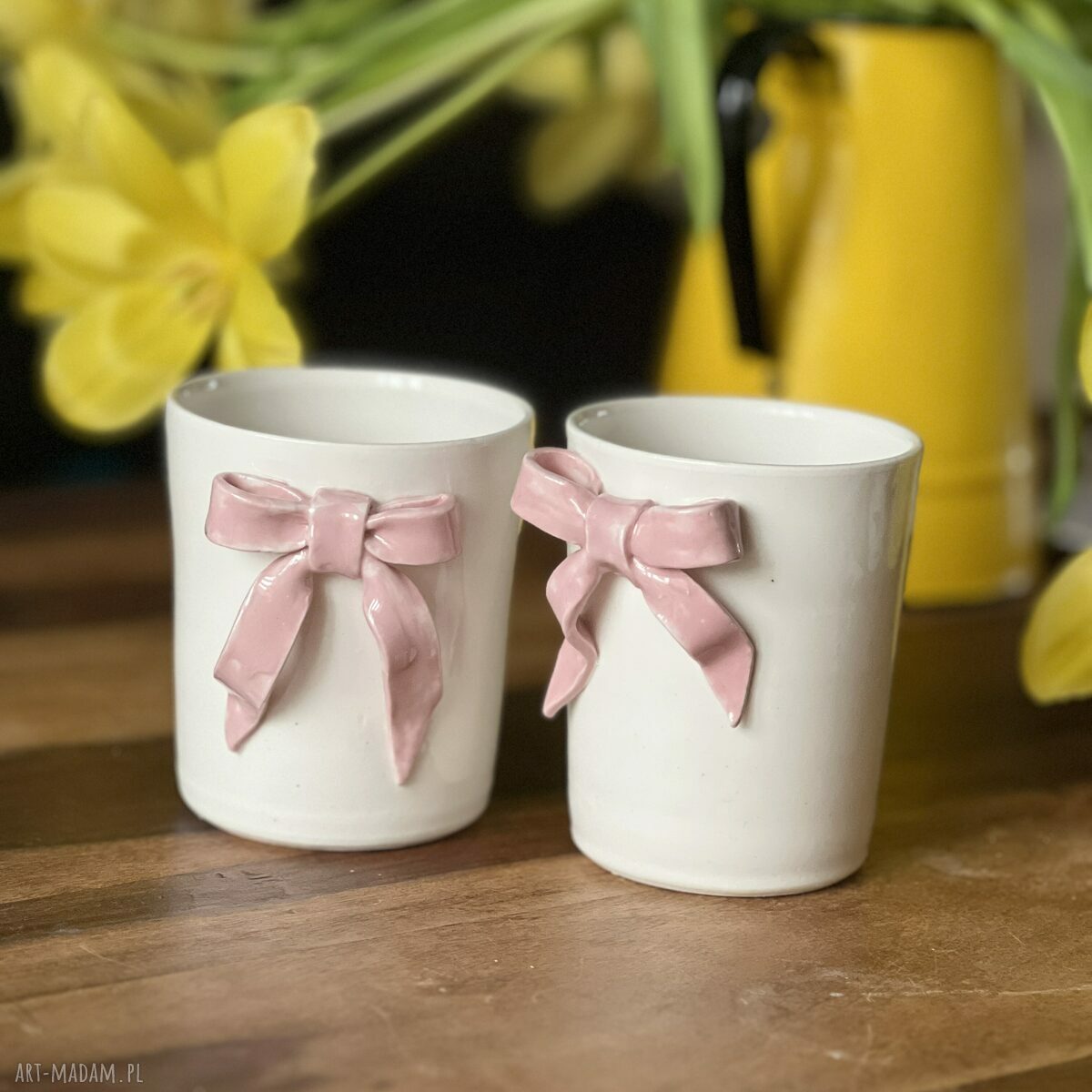 Kubek ceramiczny z różową kokardą - elegancja w Twoim porannym rytuale