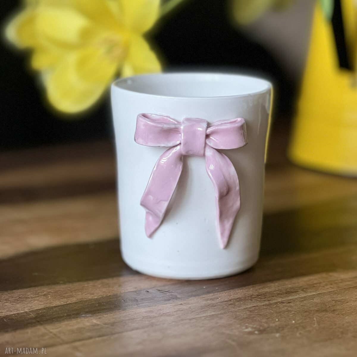 Kubek ceramiczny z różową kokardą - elegancja w Twoim porannym rytuale