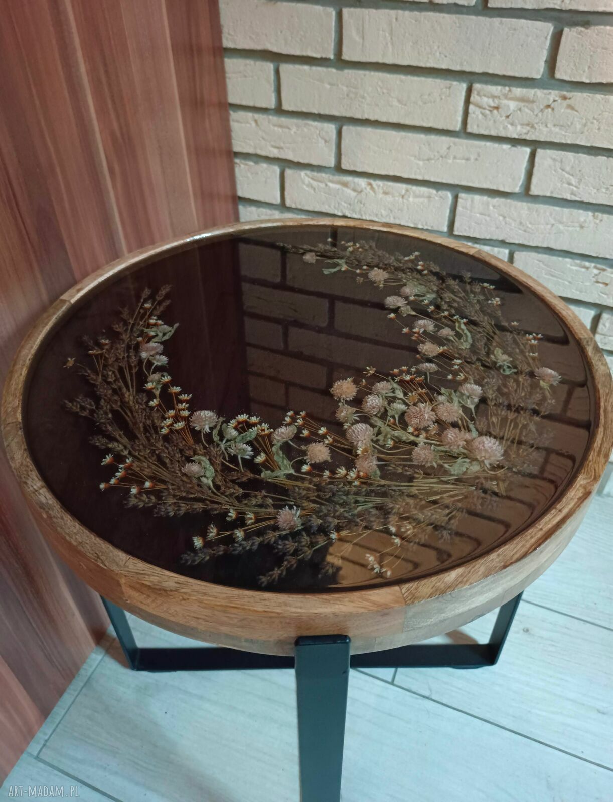 Elegancki stolik kawowy z kompozycją kwiatową na czarnym tle