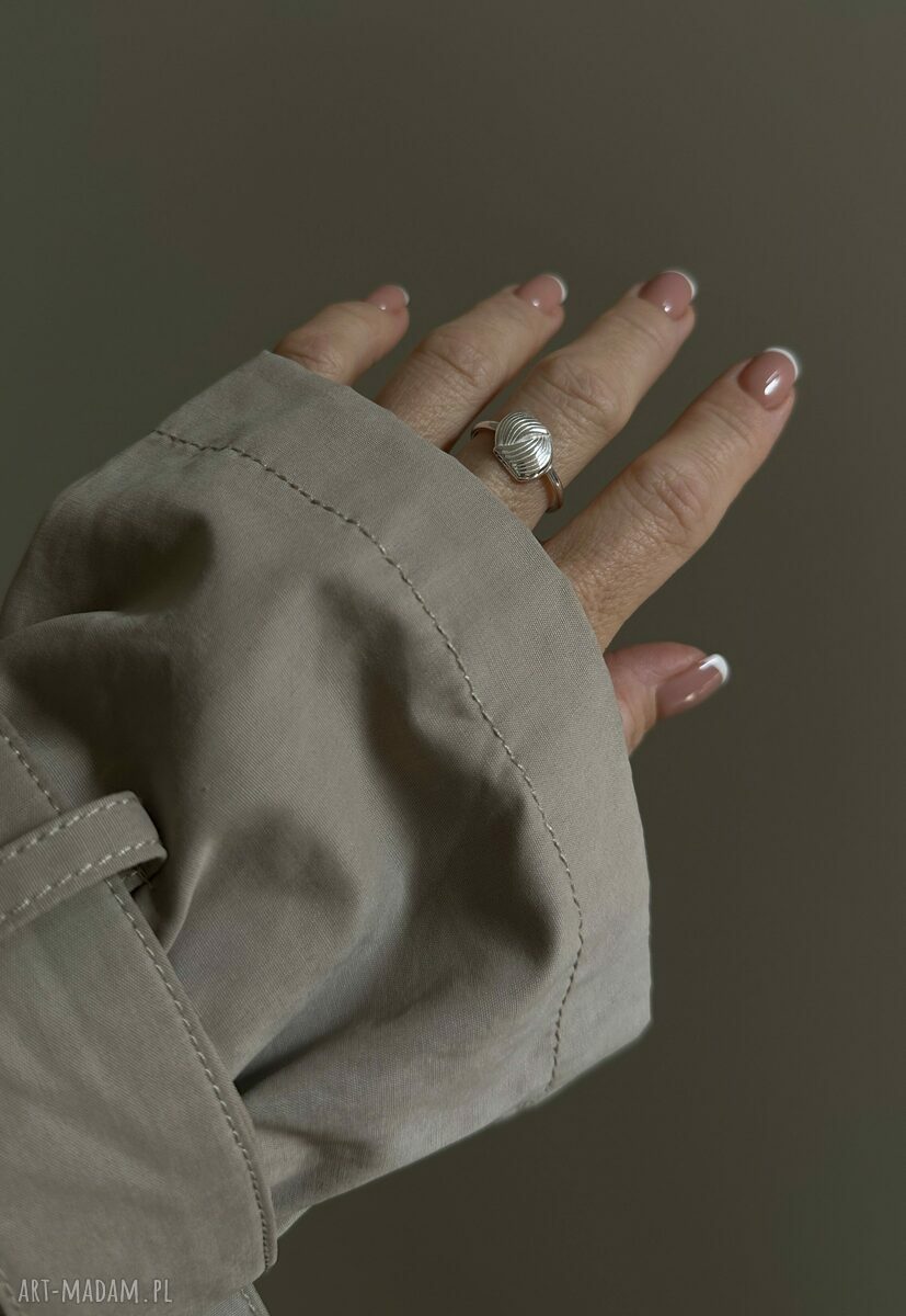 pierścionki: Srebrny pierścionek z plecioną retro ozdobą Handmade