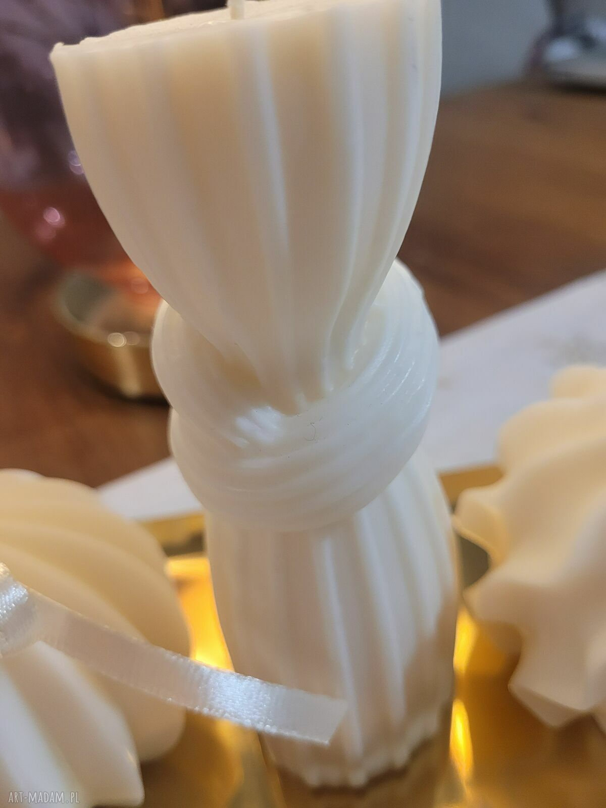 Elegancki zestaw świec sojowych handmade na złotej tacy